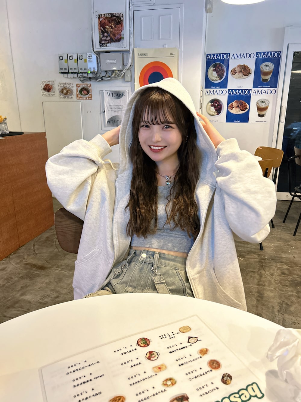 「春めき満開コーデ、春色、デニム、ゆるコーデ、パーカー、デニムコーデ、最近のいい感じコーデ、韓国コーデ、スポーツミックス」｜「SONAのアイテム（デニムパンツ、ブルー系）」を使った、SAKURAさん（レディース・161cm）の春コーディネートの4枚目の写真
