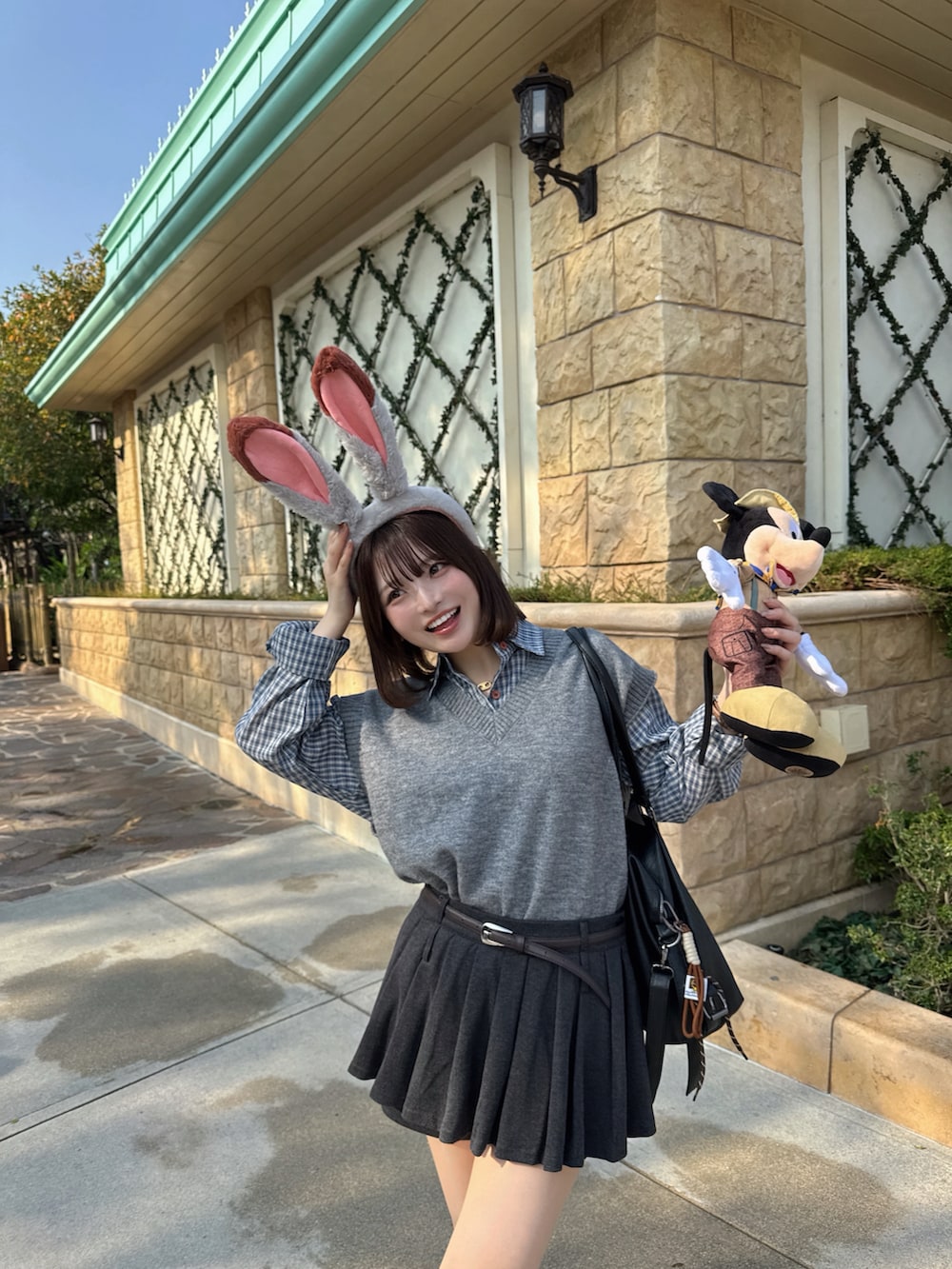 グレー系のベスト、ブルー系のシャツ/ブラウス、ブラック系のローファーを着用したレディースの冬コーディネートの3枚目の写真