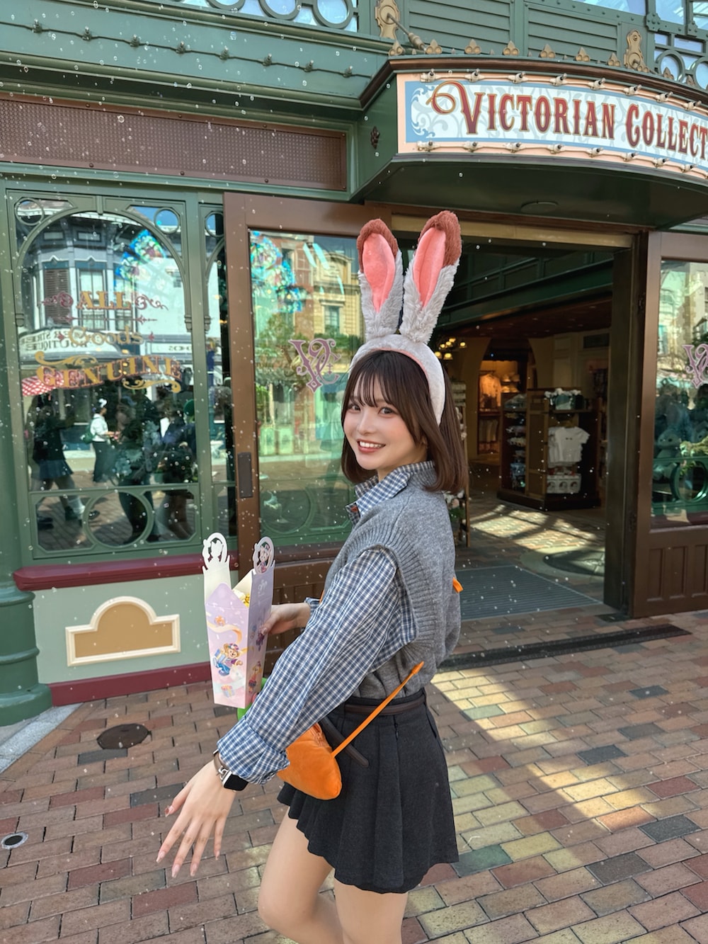 グレー系のベスト、ブルー系のシャツ/ブラウス、ブラック系のローファーを着用したレディースの冬コーディネートの2枚目の写真