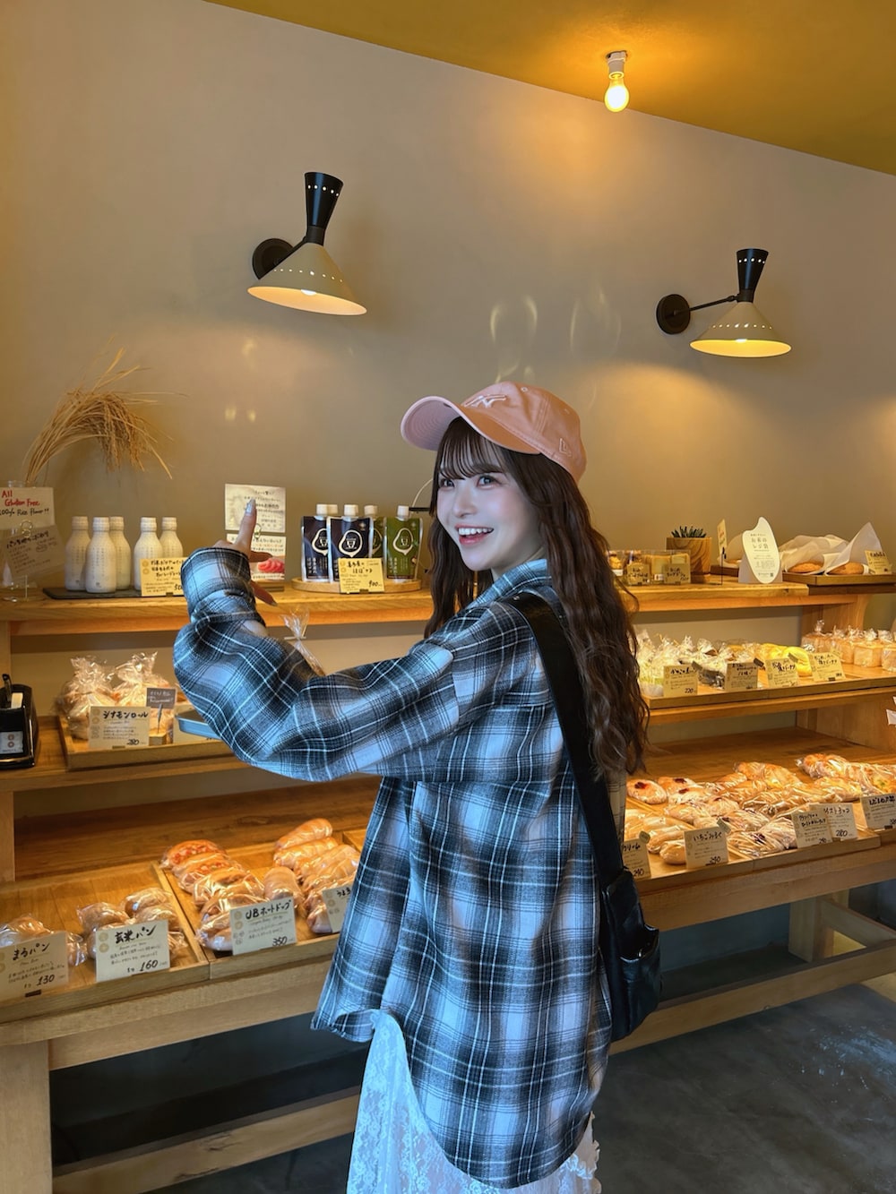 「春めき満開コーデ、最近のいい感じコーデ、レース、キャップ、キャップ女子、ニューエラ、adidas、NEW ERA、ワンピース、春色、デートコーデ、スニーカー、ピンクコーデ、お出かけコーデ、やっぱり帽子が好き」｜「adidasのアイテム（スニーカー、ピンク系）」を使った、SAKURAさん（レディース・161cm）の春コーディネートの4枚目の写真