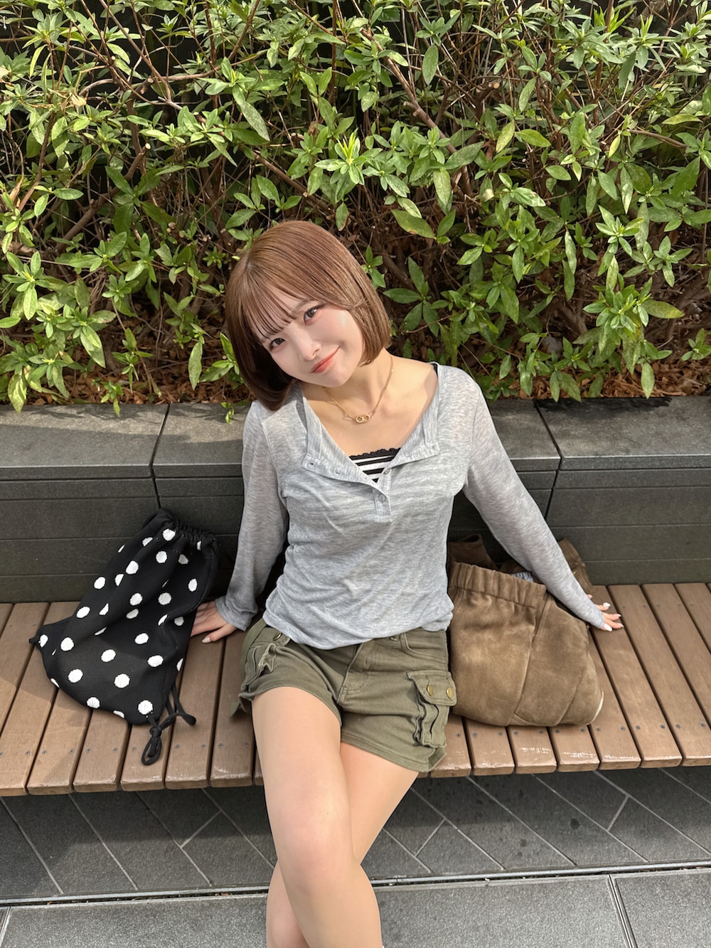 イエロー系のTシャツ/カットソー、ブラウン系のジャケット/アウター、グリーン系のパンツを着用したレディースの春コーディネートの4枚目の写真