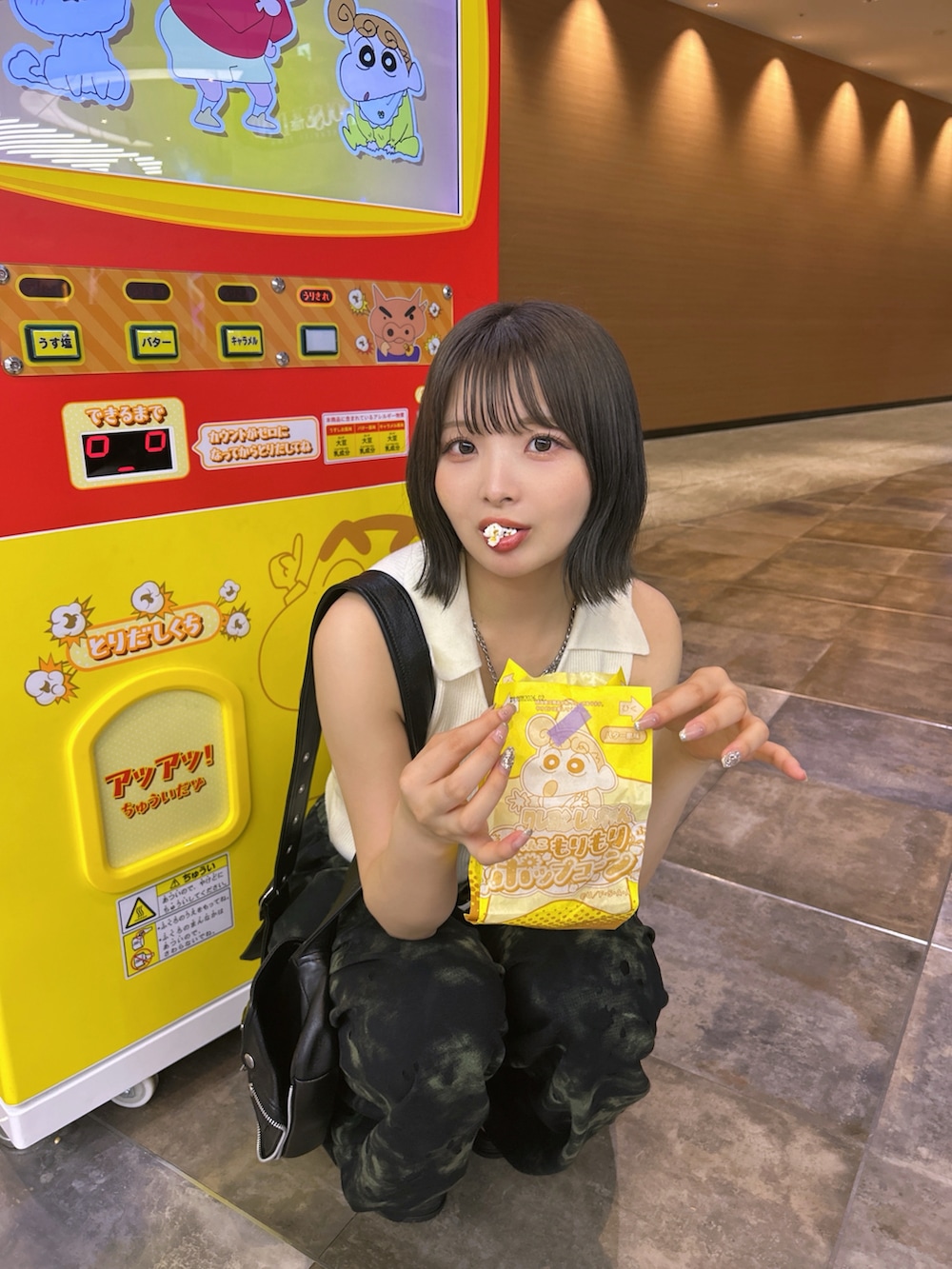 ブラック系のスウェットパンツ、ホワイト系のトップス、ブラック系のショルダーバッグを着用したレディースの夏コーディネートの3枚目の写真