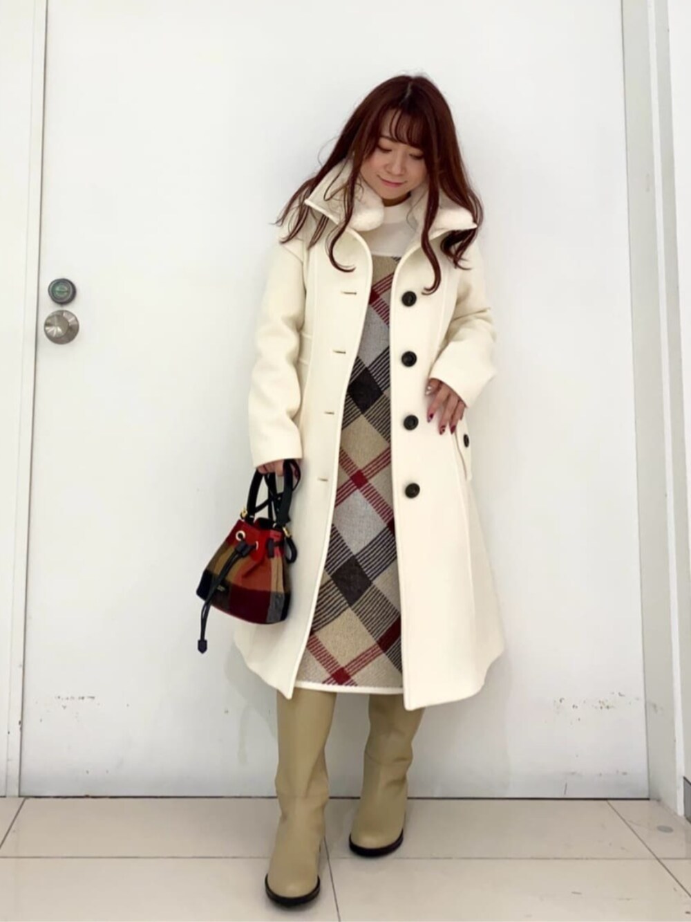 ホワイト系のダッフルコート、ベージュ系のブーツを着用したレディースの秋コーディネートの2枚目の写真