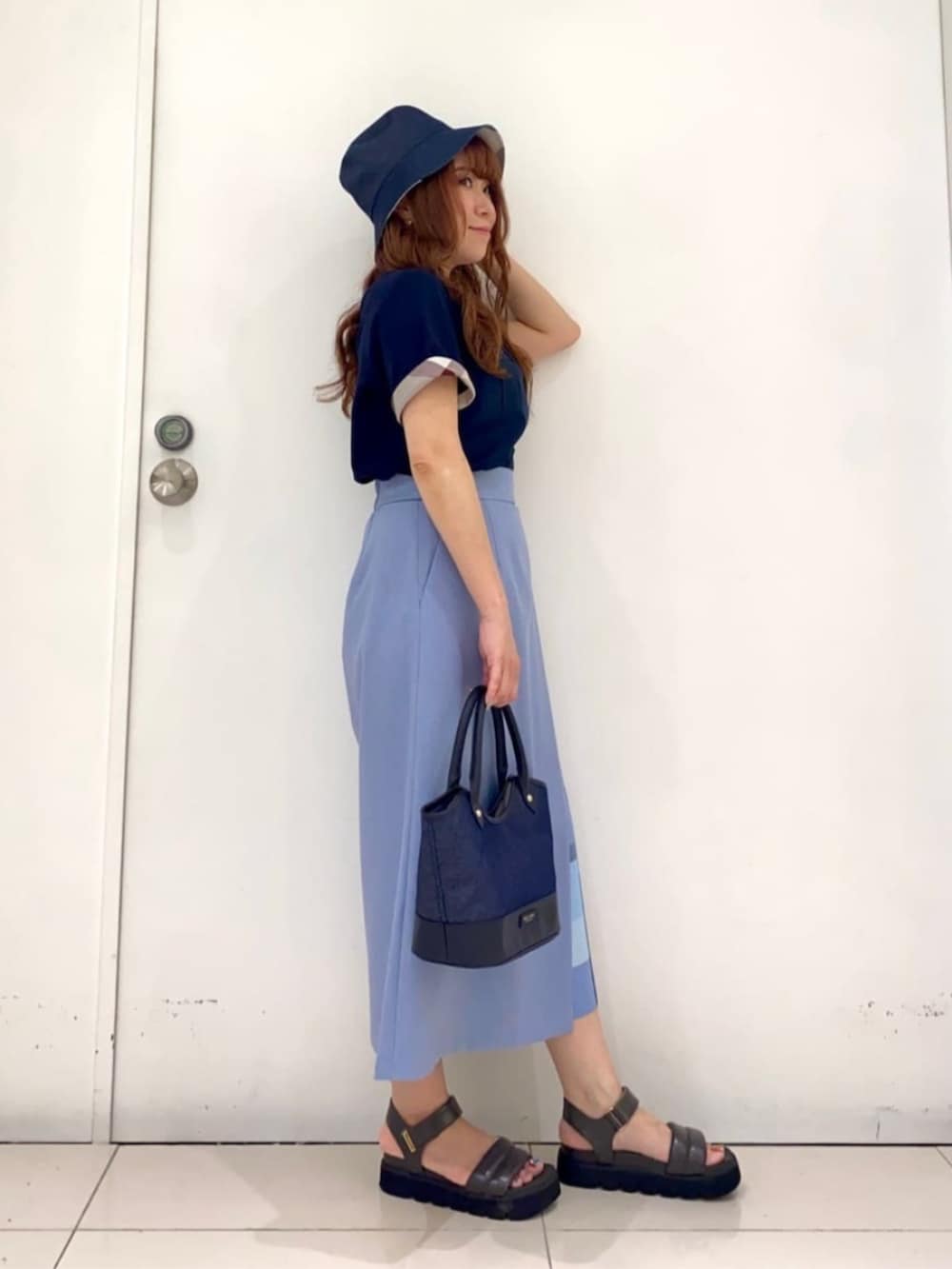 ブルー系のトートバッグ、ブルー系のシャツ/ブラウス、ブルー系のその他パンツを着用したレディースの秋コーディネートの2枚目の写真