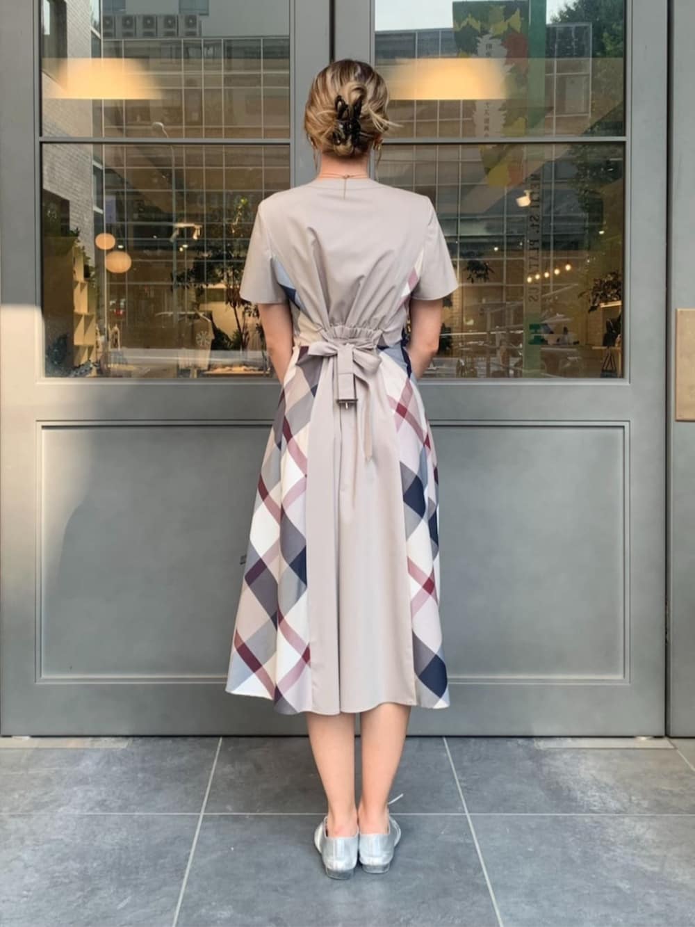 「今日のコーデ、ootd、夏コーデ、通勤コーデ、おでかけコーデ、ラクチンコーデ、シンプルコーデ、シンプル、ナチュラル、トレンド、ワンピース、チェック、ベージュ、トートバッグ」｜「BLUE LABEL CRESTBRIDGEのクレストブリッジチェックキャンバスハトメトート（トートバッグ、ベージュ系）」を使った、ブルーレーベル・クレストブリッジ公式さん（レディース・160cm）の夏コーディネートの3枚目の写真
