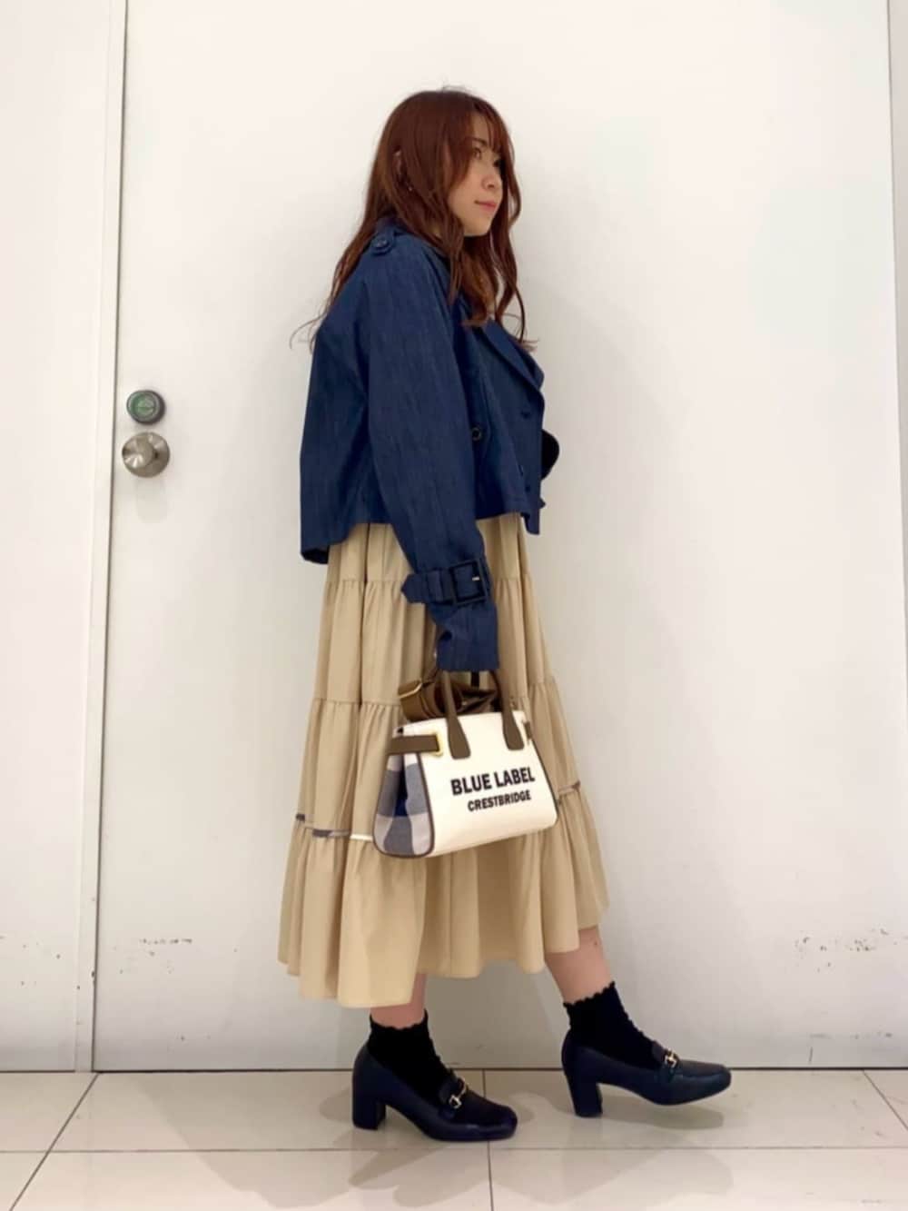 「フリル、秋コーデ、大人カジュアル、大人コーデ、おでかけコーデ、通勤コーデ、カジュアル、カジュアルコーデ、ラクチンコーデ、シンプルコーデ、シンプル、ワンピース、ベージュ、春コーデ、オトナ女子」｜「BLUE LABEL CRESTBRIDGEのショートトレンチコート（トレンチコート、ブルー系）」を使った、ブルーレーベル・クレストブリッジ公式さん（レディース・152cm）の夏コーディネートの2枚目の写真