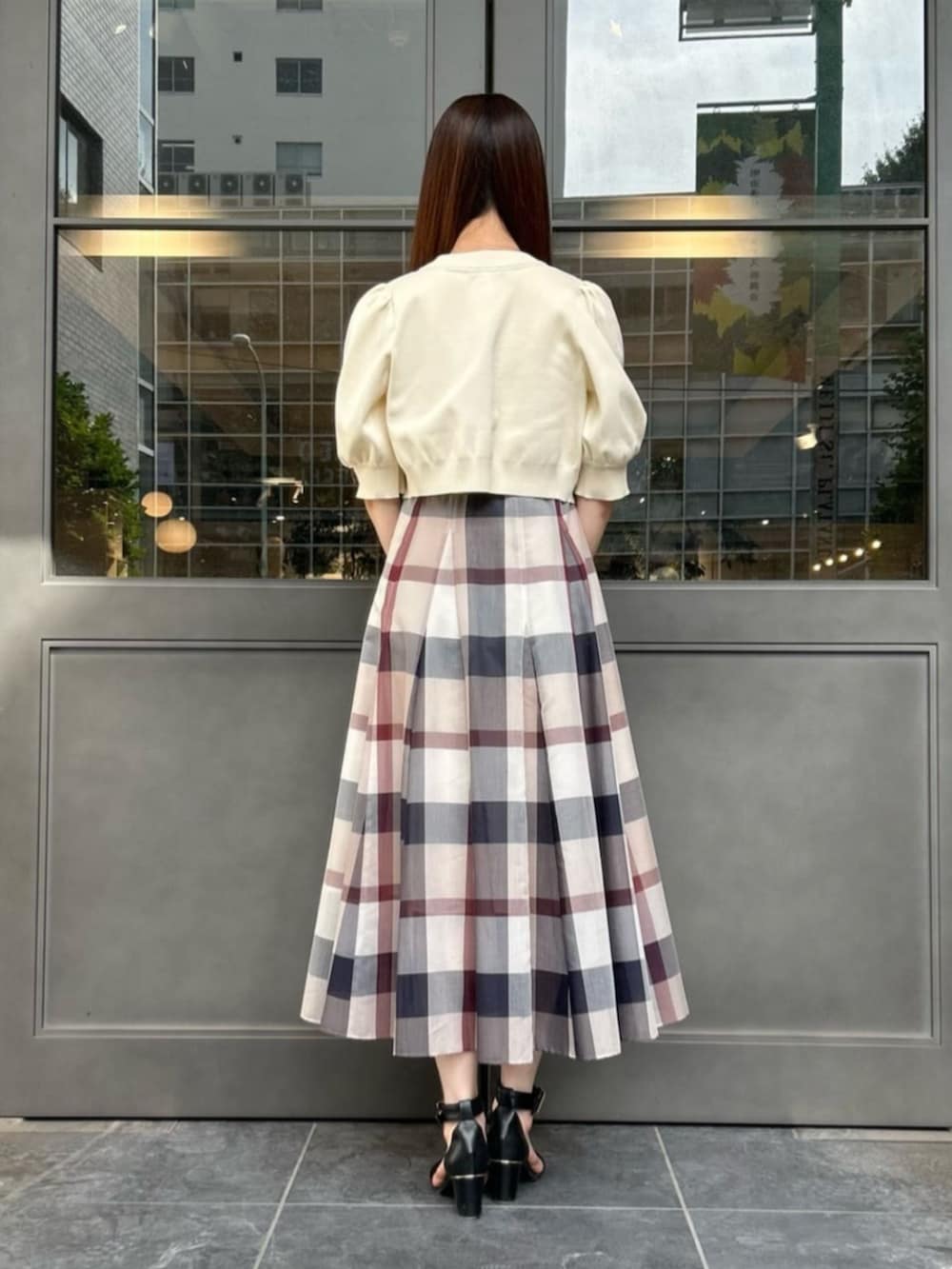 「今日のコーデ、ootd、夏コーデ、おでかけコーデ、ラクチンコーデ、シンプルコーデ、シンプル、トレンド、ナチュラル、チェック、ベージュ、ロングスカート、カーディガン、ショルダーバッグ、きれいめカジュアル」｜「BLUE LABEL CRESTBRIDGEの【美人百花コラボ】ショートカーディガン（カーディガン/ボレロ、ホワイト系）」を使った、ブルーレーベル・クレストブリッジ公式さん（レディース・163cm）の夏コーディネートの3枚目の写真