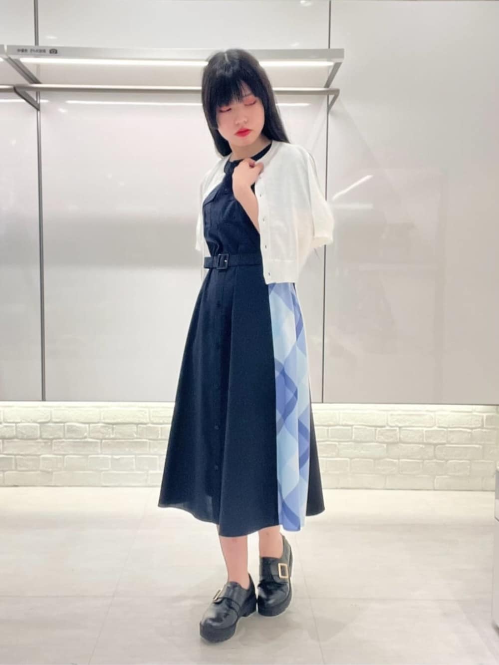 ホワイト系のカーディガン/ボレロ、ブルー系のワンピースを着用したレディースの夏コーディネートの2枚目の写真