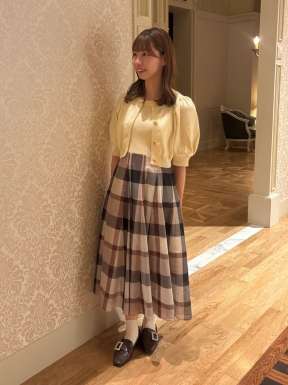 ホワイト系のカーディガン/ボレロ、ホワイト系のワンピースを着用したレディースの夏コーディネートの3枚目の写真