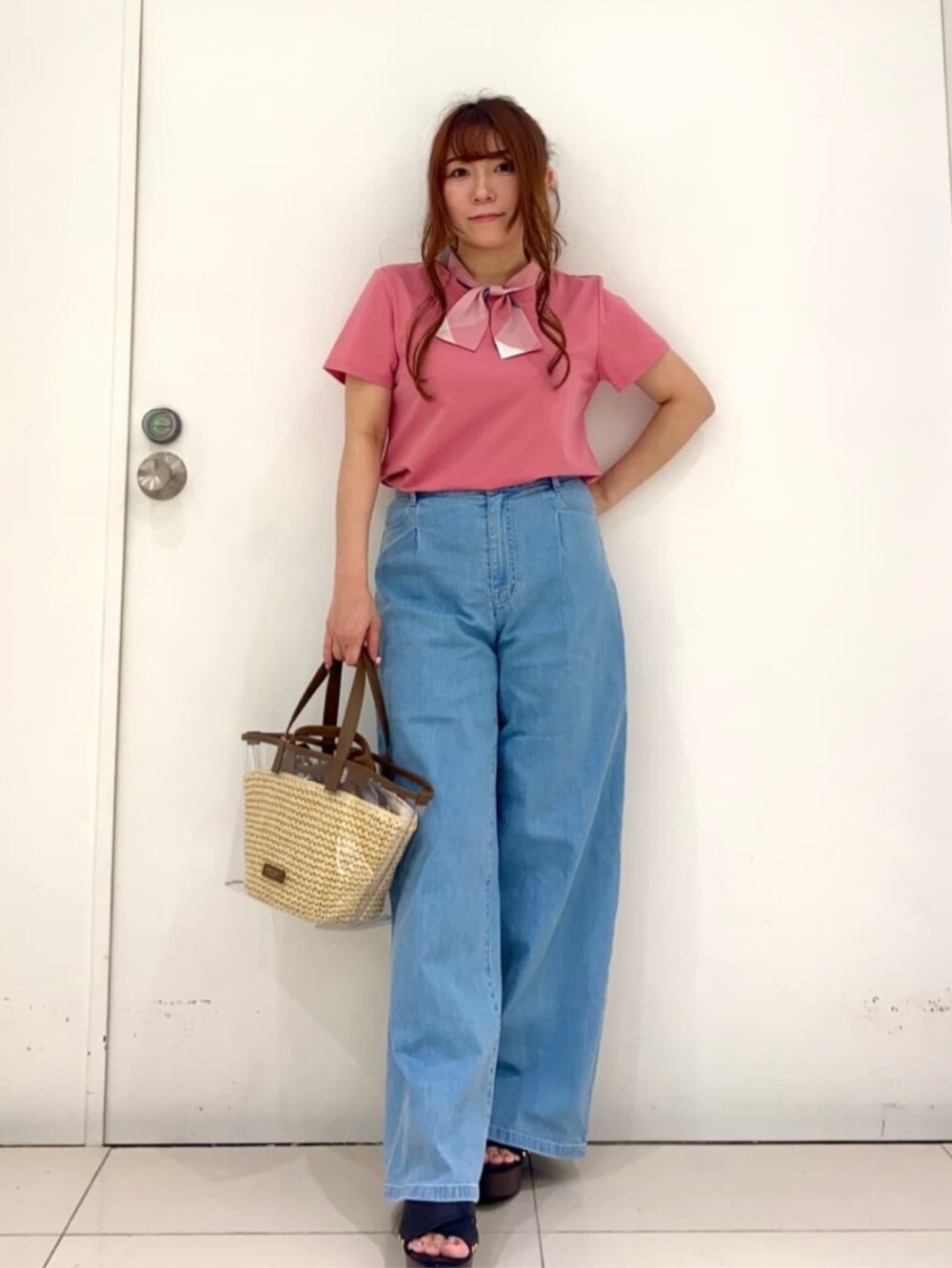 ピンク系のTシャツ/カットソー、ブルー系のデニムパンツを着用したレディースの秋コーディネートの3枚目の写真