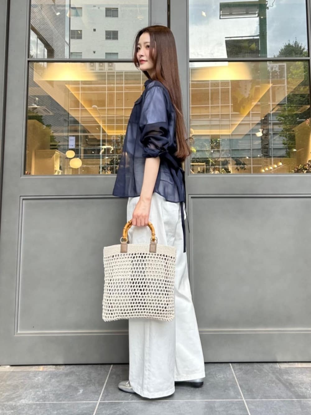 「今日のコーデ、ootd、夏コーデ、おでかけコーデ、ラクチンコーデ、カジュアル、カジュアルコーデ、オトナカジュアル、シンプルコーデ、シンプル、ネイビー、ナチュラル、トートバッグ、シアートップス」｜「BLUE LABEL CRESTBRIDGEのバレエシューズ（バレエシューズ、シルバー系）」を使った、ブルーレーベル・クレストブリッジ公式さん（レディース・163cm）の夏コーディネートの3枚目の写真