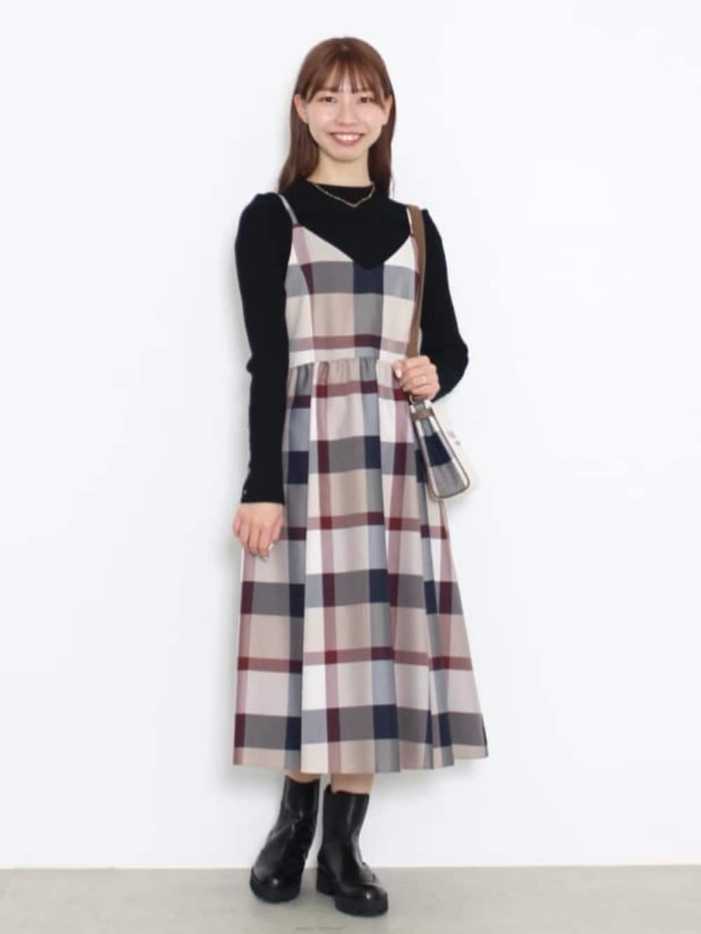 ブラック系のニット/セーター、ベージュ系のデニムジャケット、ベージュ系のワンピースを着用したレディースの春コーディネートの2枚目の写真