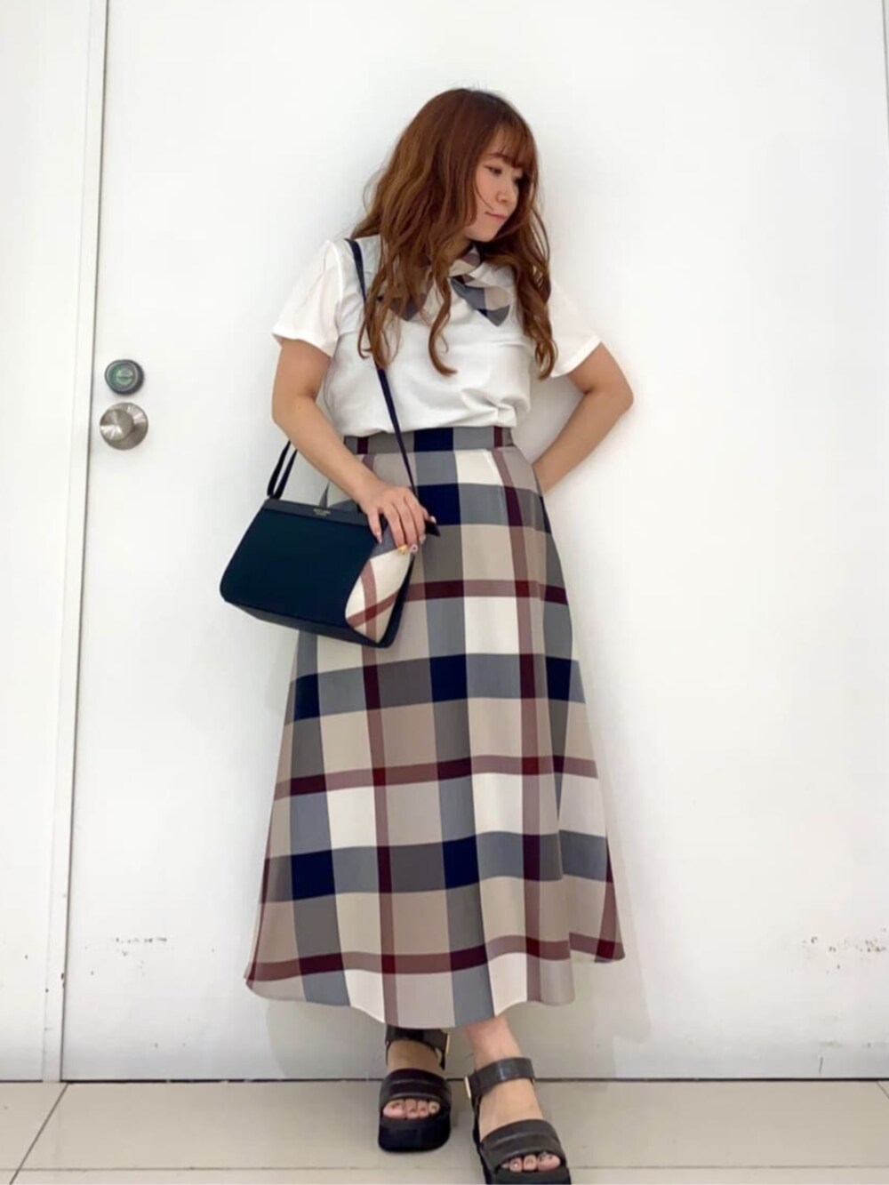 ホワイト系のTシャツ/カットソー、ベージュ系のスカートを着用したレディースの秋コーディネートの3枚目の写真