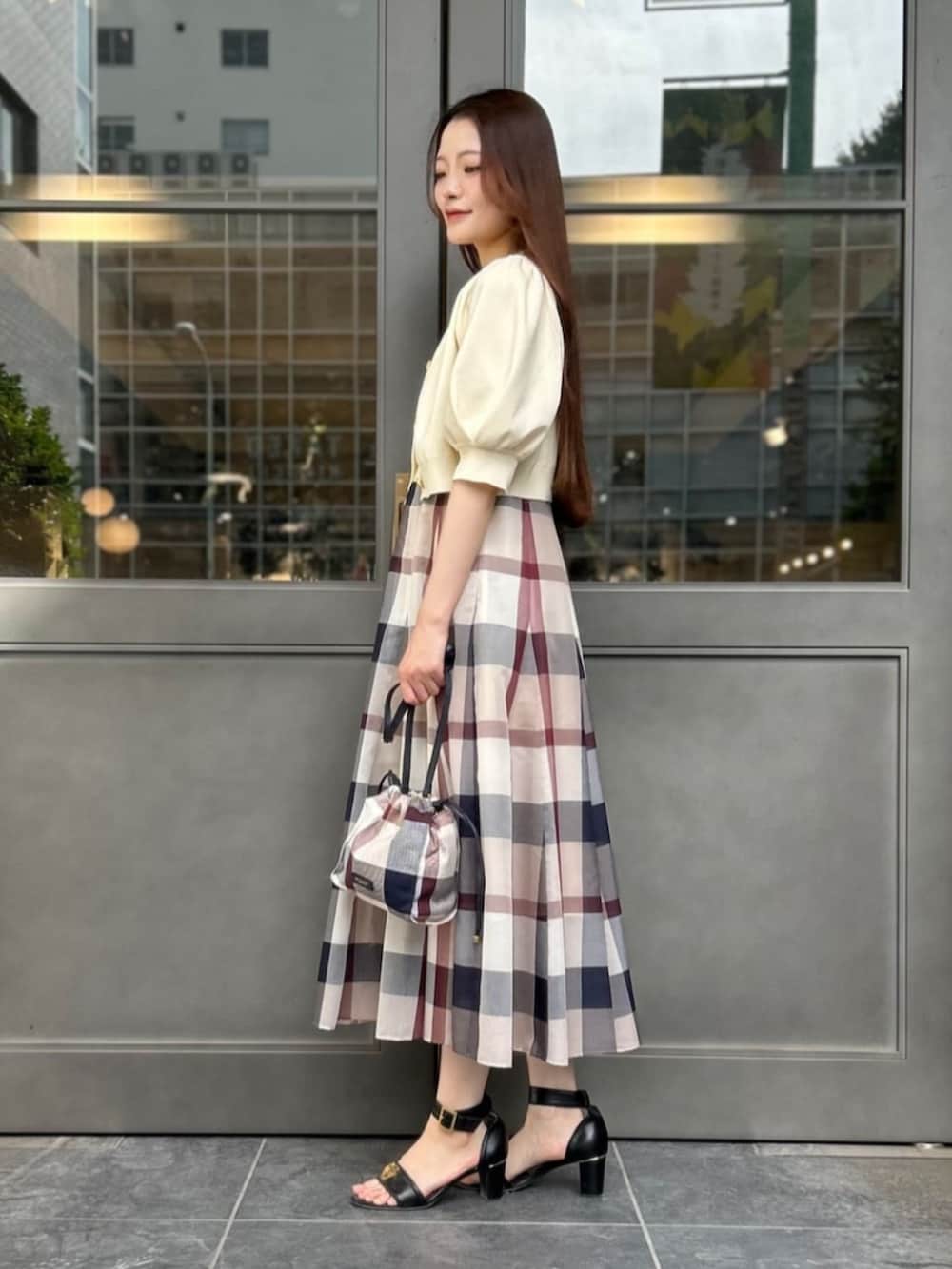 「今日のコーデ、ootd、夏コーデ、おでかけコーデ、ラクチンコーデ、シンプルコーデ、シンプル、トレンド、ナチュラル、チェック、ベージュ、ロングスカート、カーディガン、ショルダーバッグ、きれいめカジュアル」｜「BLUE LABEL CRESTBRIDGEの【美人百花コラボ】ショートカーディガン（カーディガン/ボレロ、ホワイト系）」を使った、ブルーレーベル・クレストブリッジ公式さん（レディース・163cm）の夏コーディネートの2枚目の写真