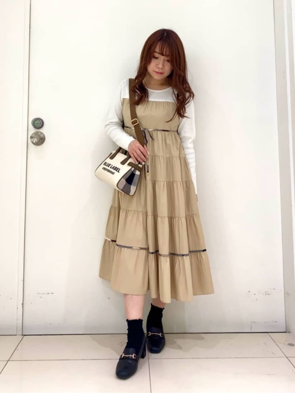 「フリル、秋コーデ、大人カジュアル、大人コーデ、おでかけコーデ、通勤コーデ、カジュアル、カジュアルコーデ、ラクチンコーデ、シンプルコーデ、シンプル、ワンピース、ベージュ、春コーデ、オトナ女子」｜「BLUE LABEL CRESTBRIDGEのショートトレンチコート（トレンチコート、ブルー系）」を使った、ブルーレーベル・クレストブリッジ公式さん（レディース・152cm）の夏コーディネートの3枚目の写真