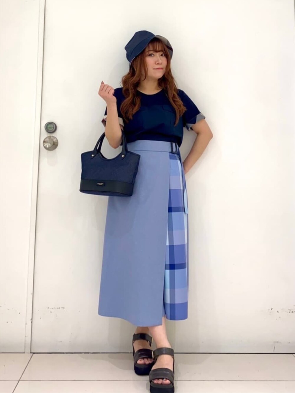 ブルー系のトートバッグ、ブルー系のシャツ/ブラウス、ブルー系のその他パンツを着用したレディースの秋コーディネートの3枚目の写真