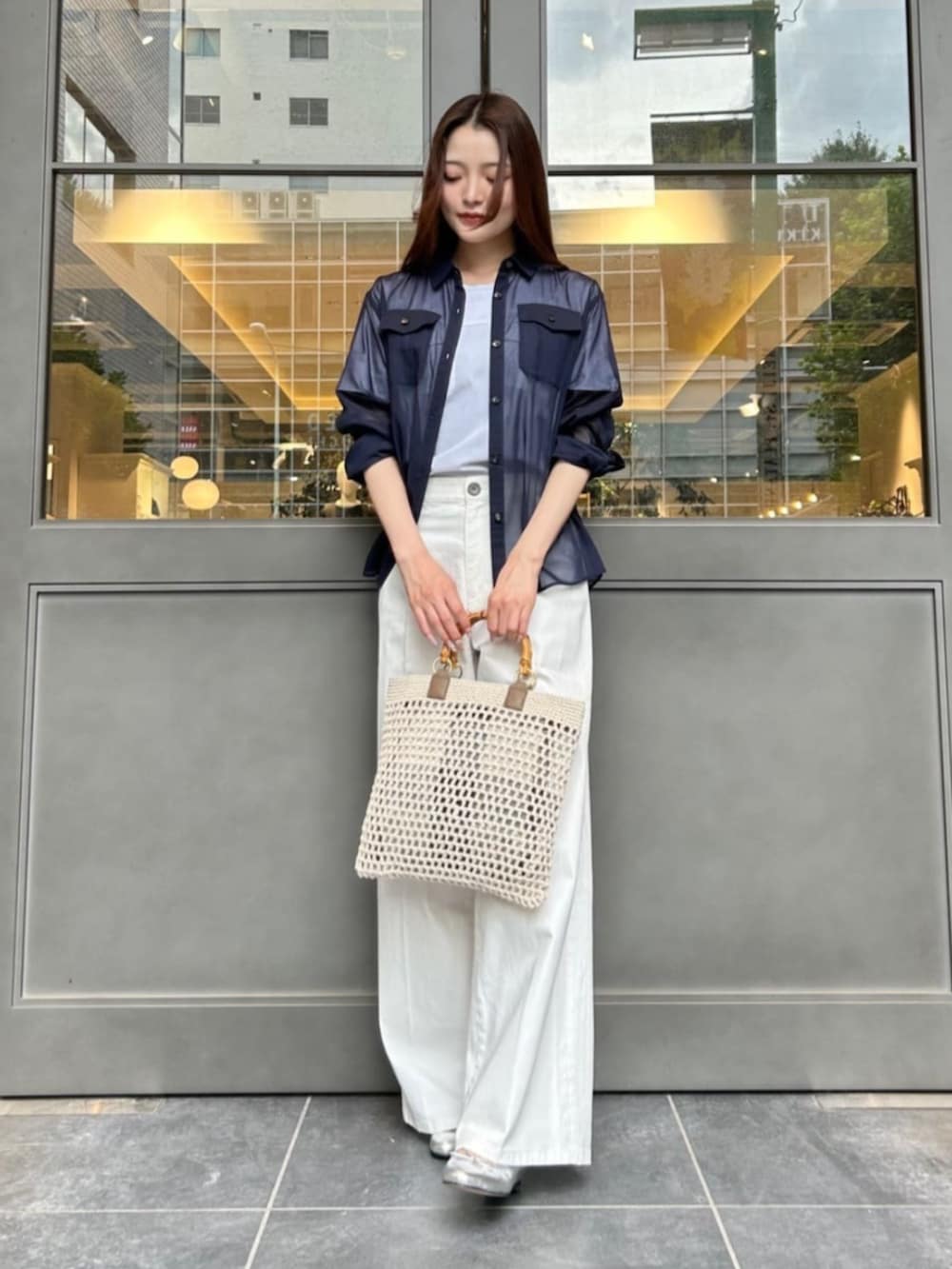 「今日のコーデ、ootd、夏コーデ、おでかけコーデ、ラクチンコーデ、カジュアル、カジュアルコーデ、オトナカジュアル、シンプルコーデ、シンプル、ネイビー、ナチュラル、トートバッグ、シアートップス」｜「BLUE LABEL CRESTBRIDGEのバレエシューズ（バレエシューズ、シルバー系）」を使った、ブルーレーベル・クレストブリッジ公式さん（レディース・163cm）の夏コーディネートの2枚目の写真