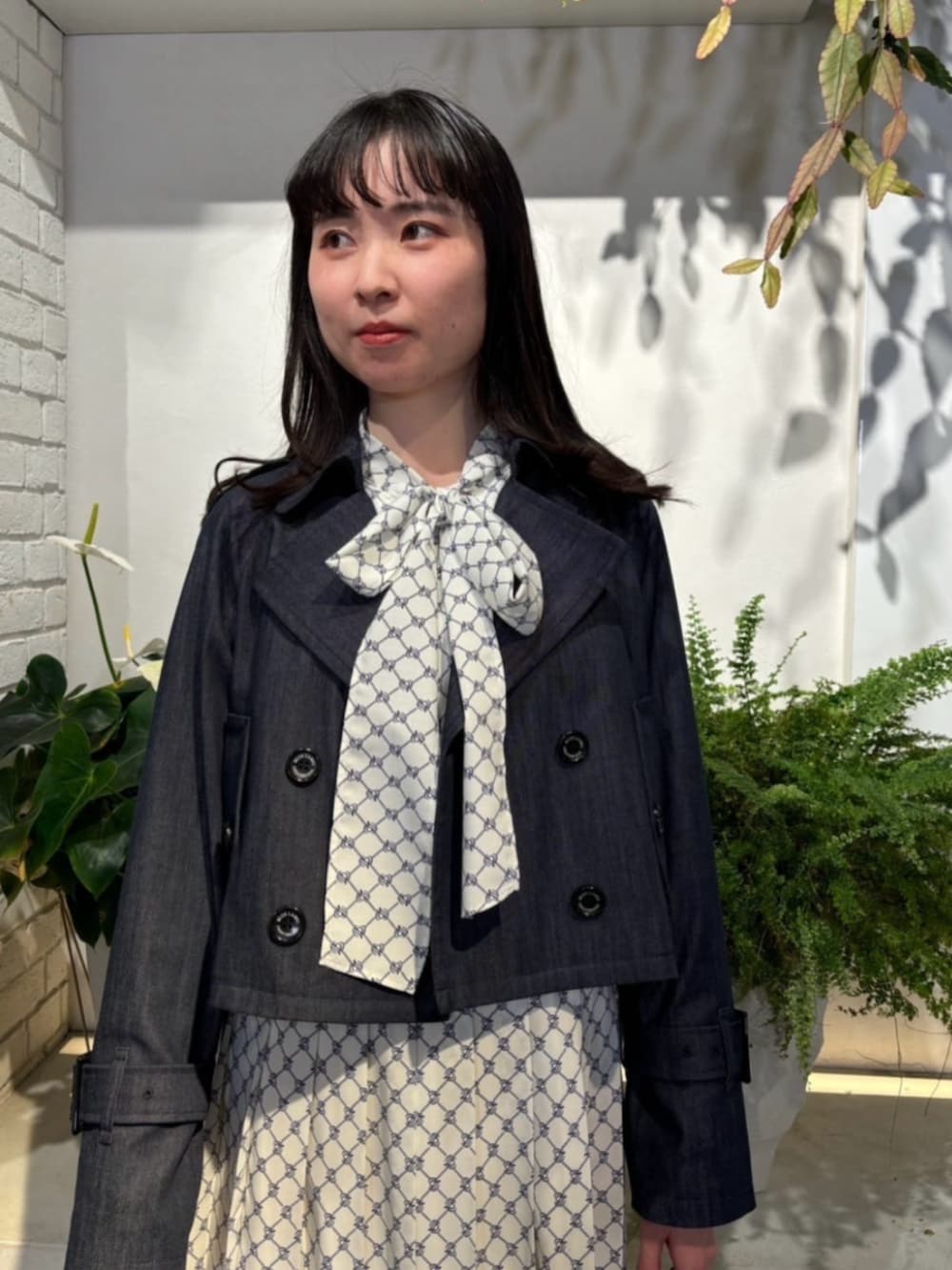 「秋コーデ、冬コーデ、大人コーデ、おでかけコーデ、通勤コーデ、カジュアル、カジュアルコーデ、ラクチンコーデ、シンプルコーデ、シンプル、ワンピース、モノトーン、モノトーンコーデ、きれいめカジュアル、トートバッグ」|「BLUE LABEL CRESTBRIDGEのショートトレンチコート(トレンチコート、ブルー系)」を使った、ブルーレーベル・クレストブリッジ公式さん(レディース・165cm)の夏コーディネートの2枚目の写真