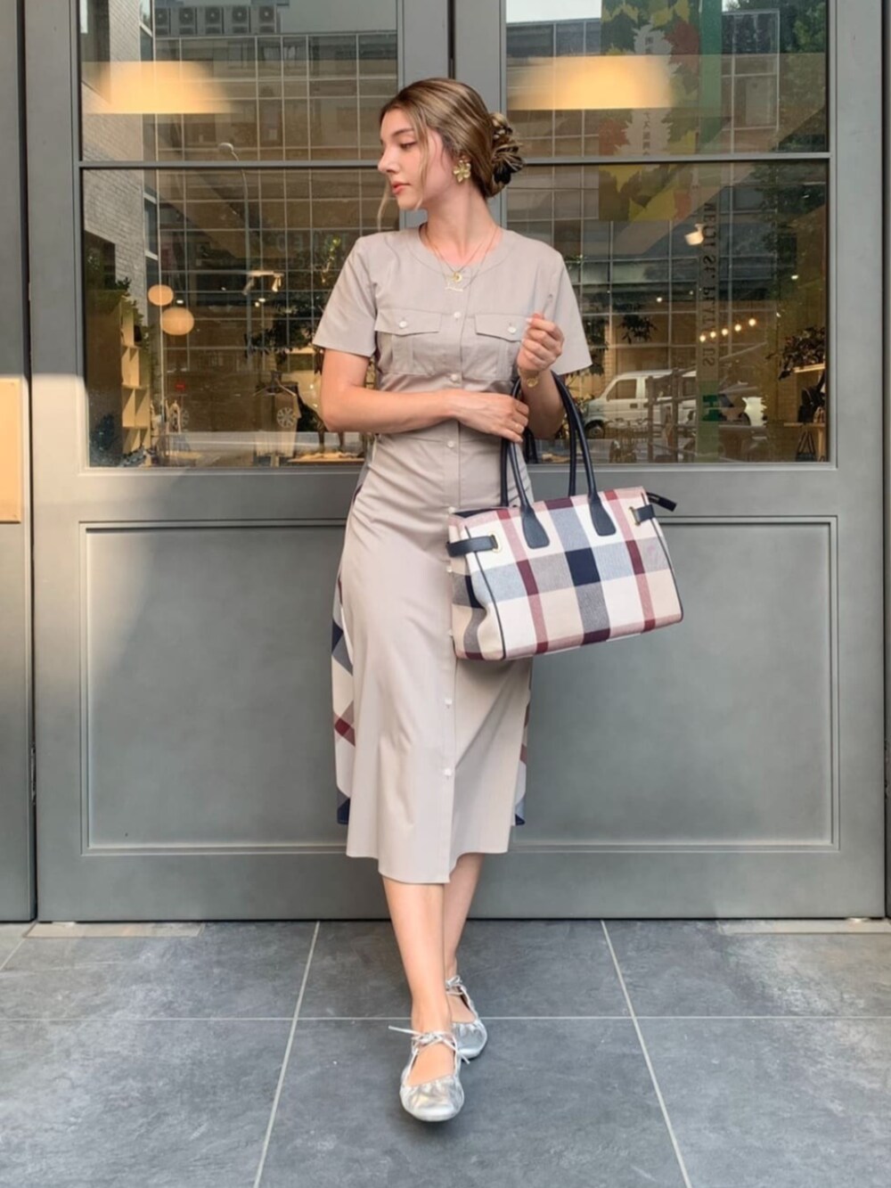 「今日のコーデ、ootd、夏コーデ、通勤コーデ、おでかけコーデ、ラクチンコーデ、シンプルコーデ、シンプル、ナチュラル、トレンド、ワンピース、チェック、ベージュ、トートバッグ」｜「BLUE LABEL CRESTBRIDGEのクレストブリッジチェックキャンバスハトメトート（トートバッグ、ベージュ系）」を使った、ブルーレーベル・クレストブリッジ公式さん（レディース・160cm）の夏コーディネートの4枚目の写真