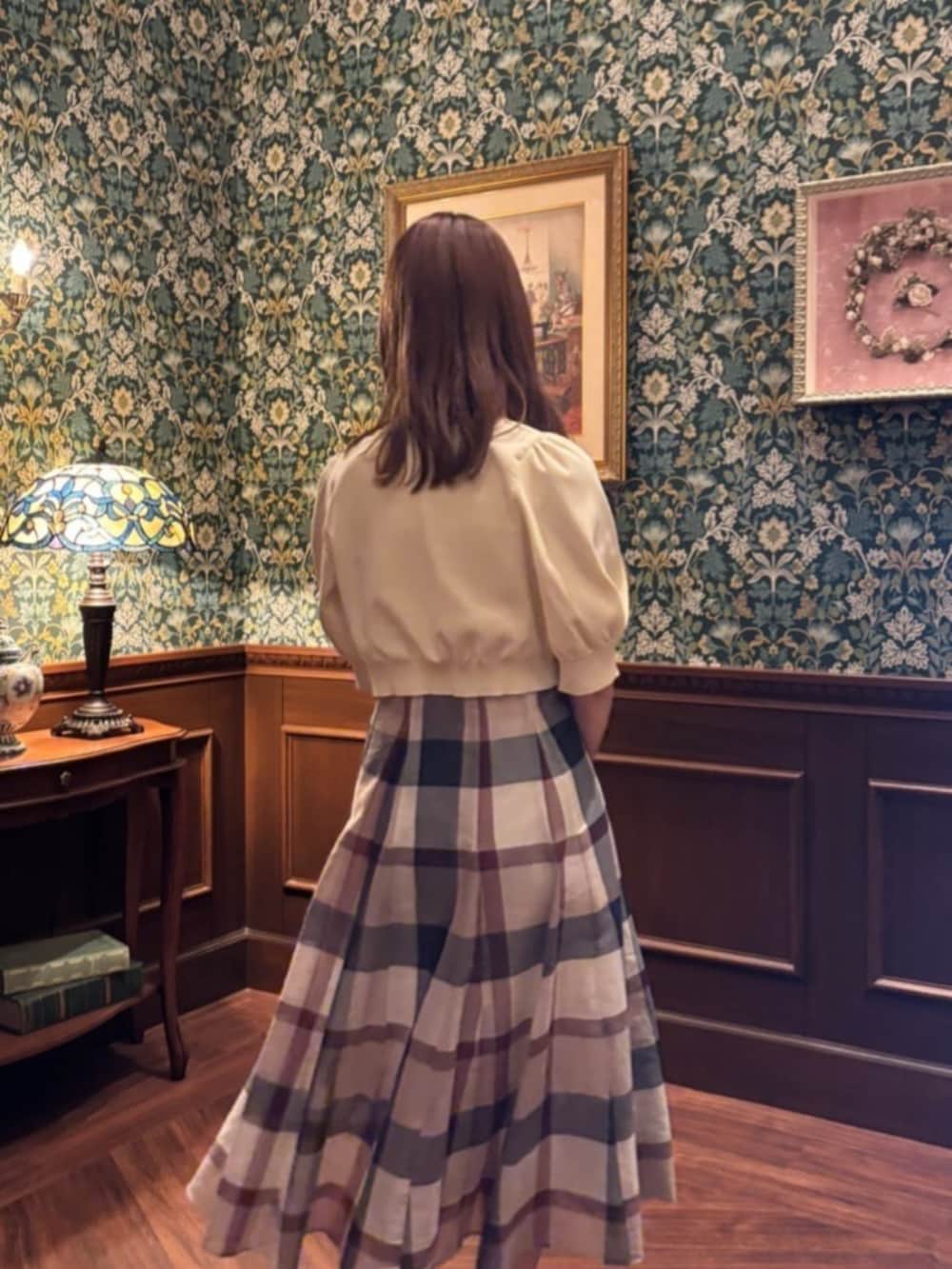 ホワイト系のカーディガン/ボレロ、ホワイト系のワンピースを着用したレディースの夏コーディネートの4枚目の写真