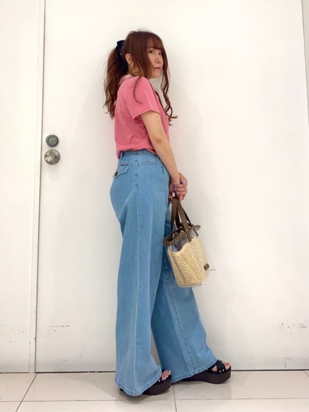 ピンク系のTシャツ/カットソー、ブルー系のデニムパンツを着用したレディースの秋コーディネートの2枚目の写真