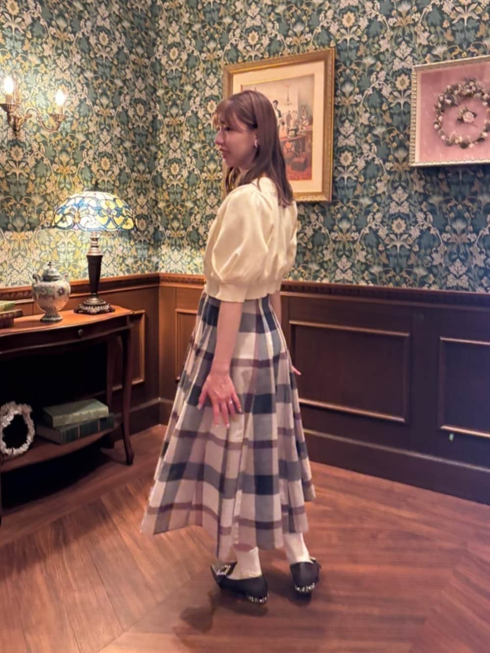 ホワイト系のカーディガン/ボレロ、ホワイト系のワンピースを着用したレディースの夏コーディネートの2枚目の写真