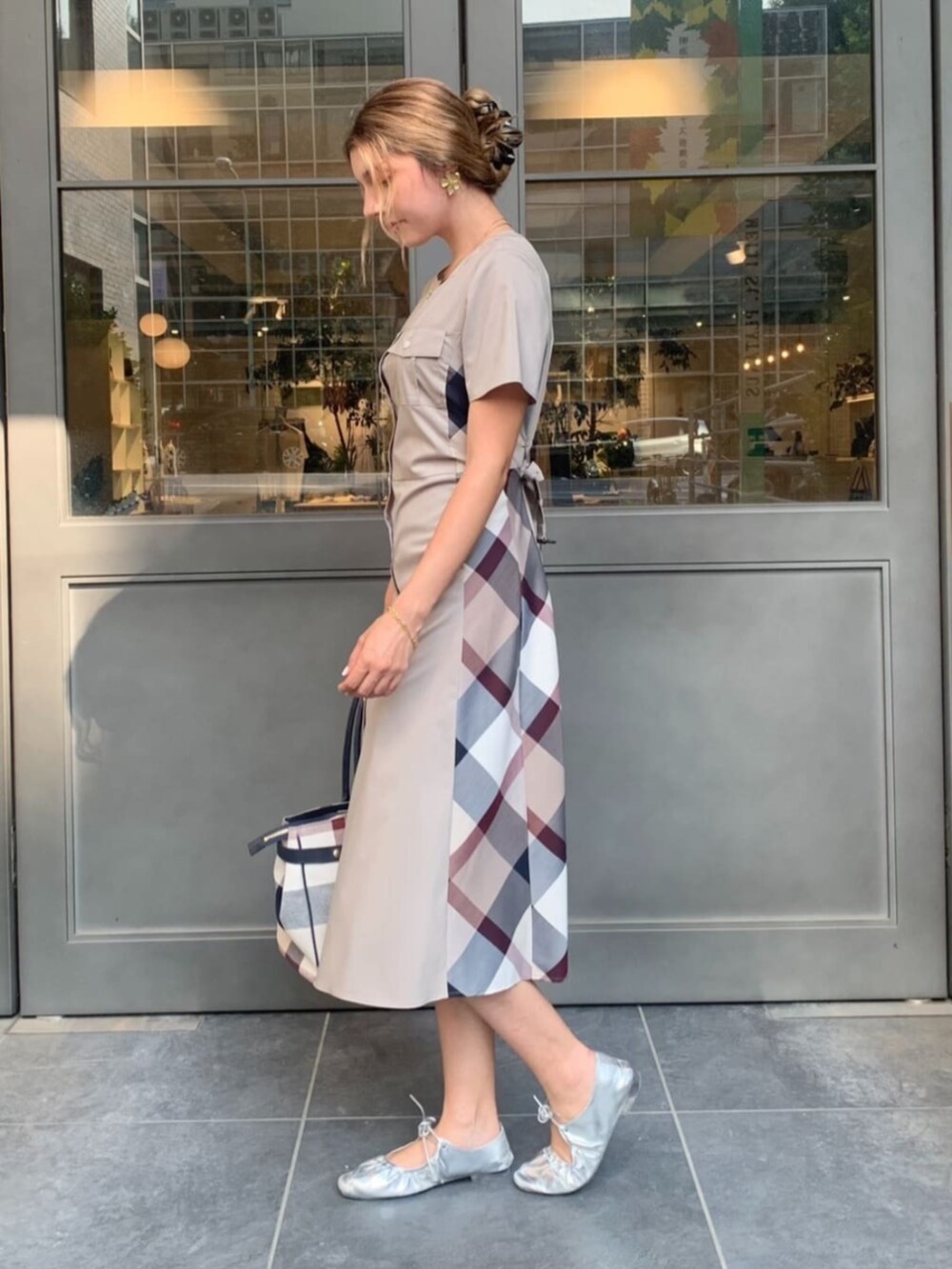「今日のコーデ、ootd、夏コーデ、通勤コーデ、おでかけコーデ、ラクチンコーデ、シンプルコーデ、シンプル、ナチュラル、トレンド、ワンピース、チェック、ベージュ、トートバッグ」｜「BLUE LABEL CRESTBRIDGEのクレストブリッジチェックキャンバスハトメトート（トートバッグ、ベージュ系）」を使った、ブルーレーベル・クレストブリッジ公式さん（レディース・160cm）の夏コーディネートの2枚目の写真