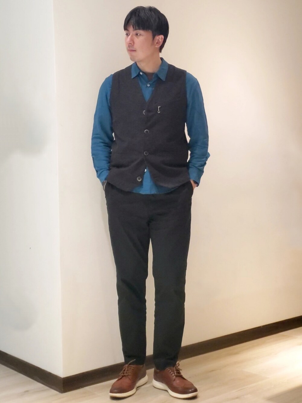 ブラック系のその他パンツ、ブラウン系のドレスシューズ、ブラック系のライダースジャケットを着用したメンズの冬コーディネートの2枚目の写真