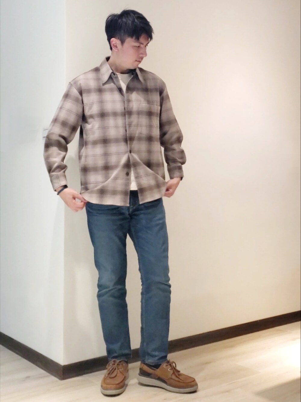 ブルー系のデニムパンツ、ブラウン系のその他シューズ、ブラウン系のシャツ/ブラウスを着用したメンズの秋コーディネートの2枚目の写真