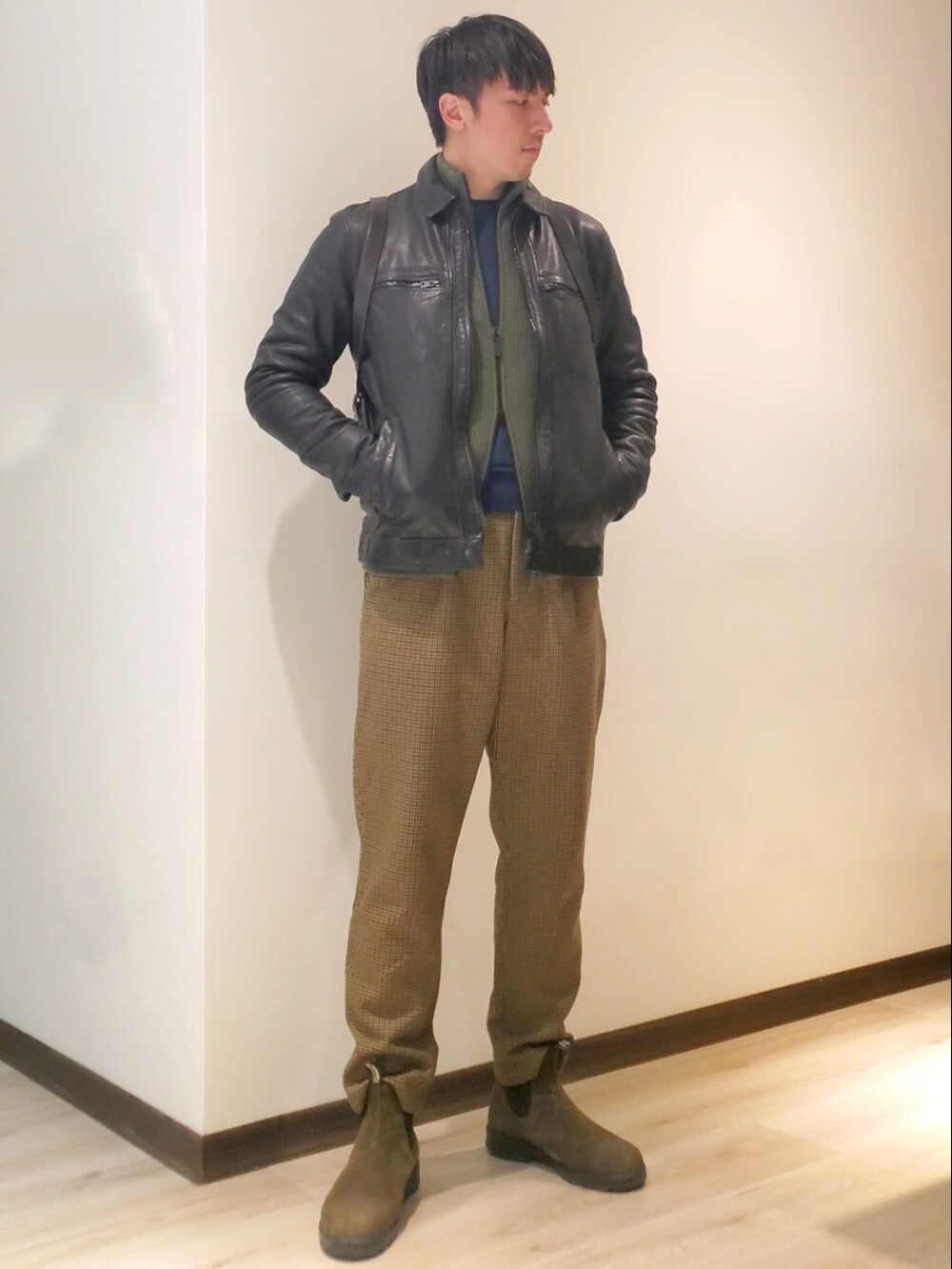 「SENSE OF PLACE by URBAN RESEARCHのコーデュロイテーパードスラックス（スラックス、パープル系）」を使った、mads Kaoさん（メンズ・178cm）の冬コーディネートの2枚目の写真
