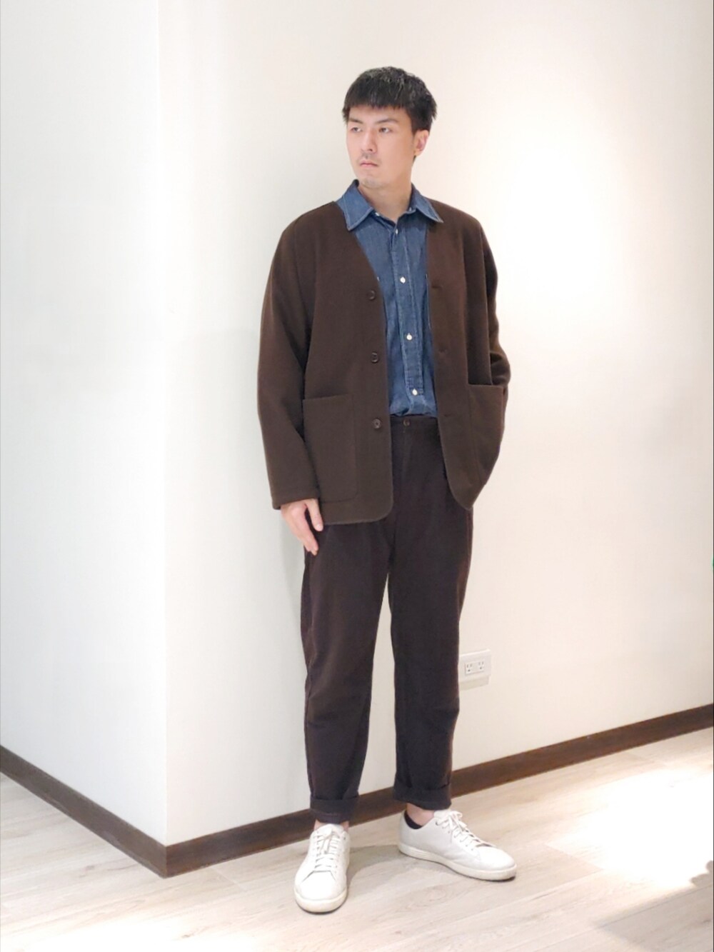 パープル系のその他パンツ、ホワイト系のスニーカー、ブルー系のシャツ/ブラウスを着用したメンズの春コーディネートの2枚目の写真