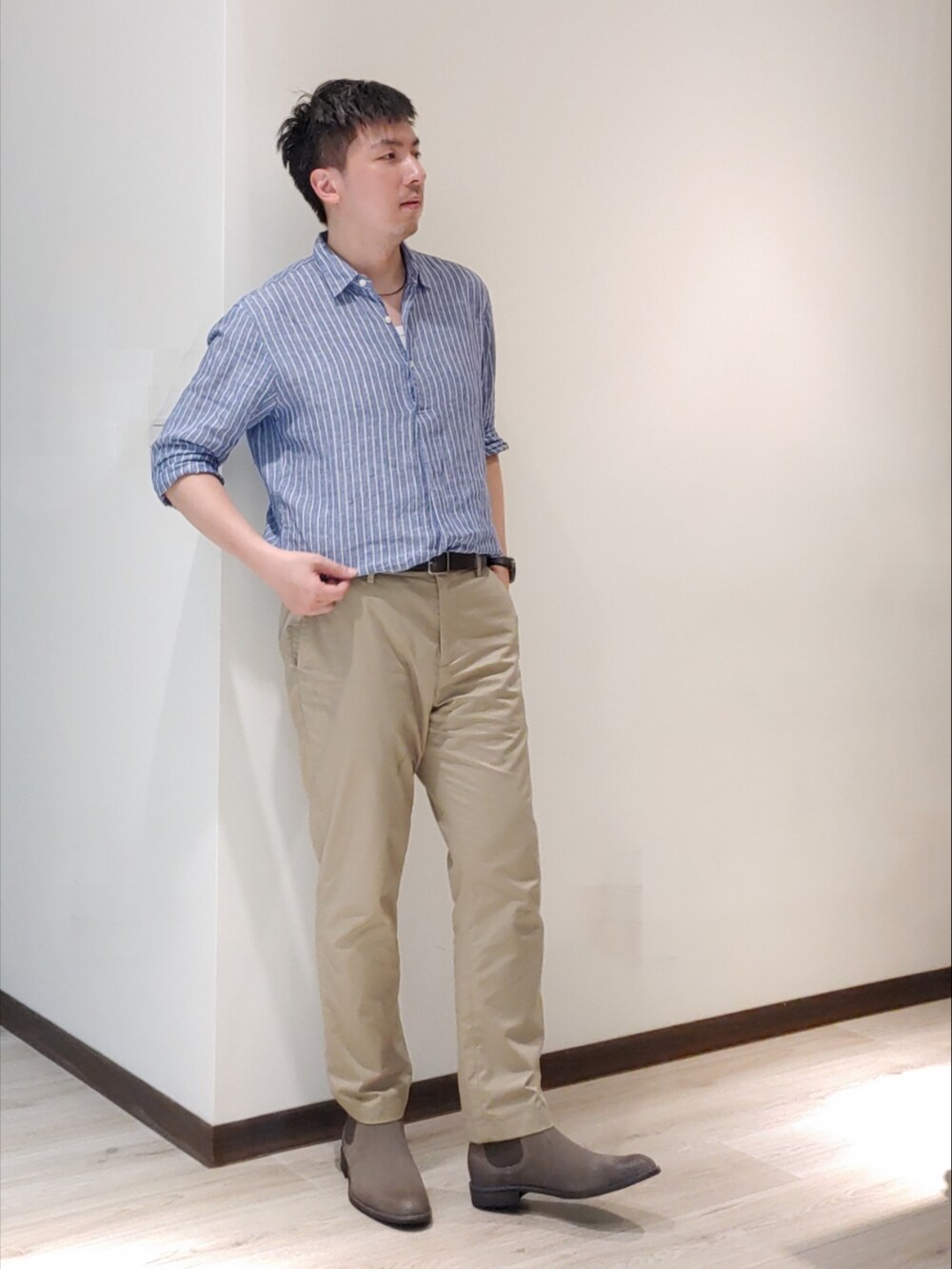 ブルー系のデニムジャケット、ベージュ系のチノパンツ、ブラウン系のその他シューズを着用したメンズの春コーディネートの2枚目の写真