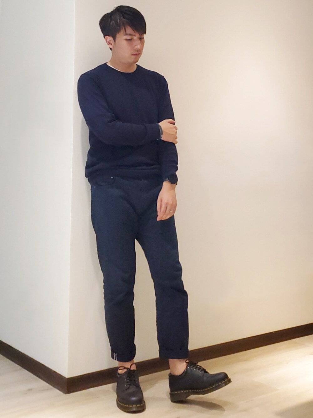 「UNIQLOのストレッチセルビッジスリムフィットジーンズ（デニムパンツ、ブルー系）」を使った、mads Kaoさん（メンズ・178cm）の秋コーディネートの2枚目の写真