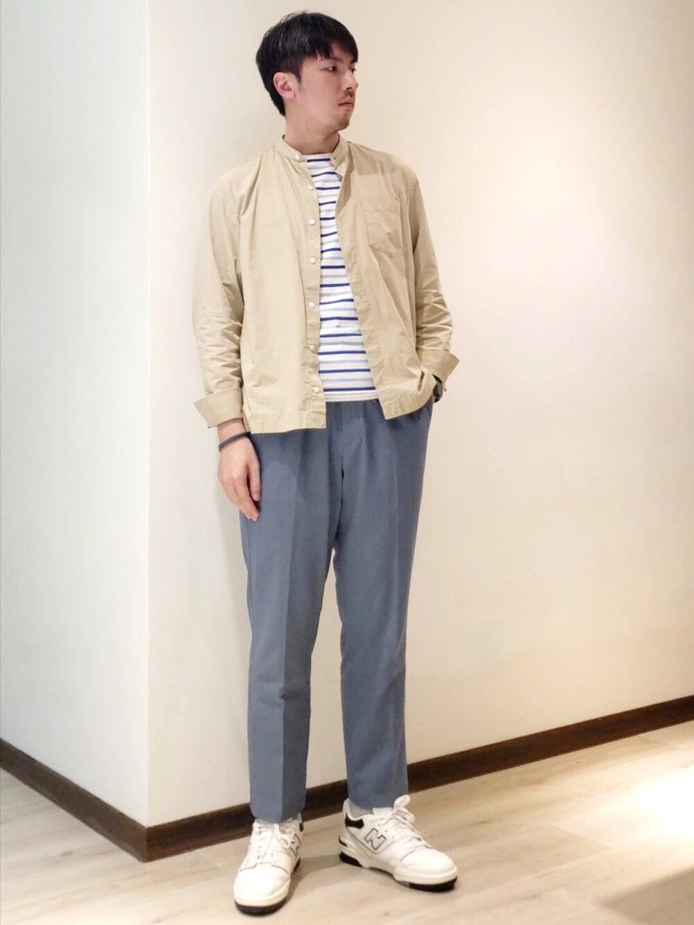 「URBAN RESEARCHの5SIZE T/C SLIM TROUSER（スラックス、グレー系）」を使った、mads Kaoさん（メンズ・178cm）の秋コーディネートの2枚目の写真