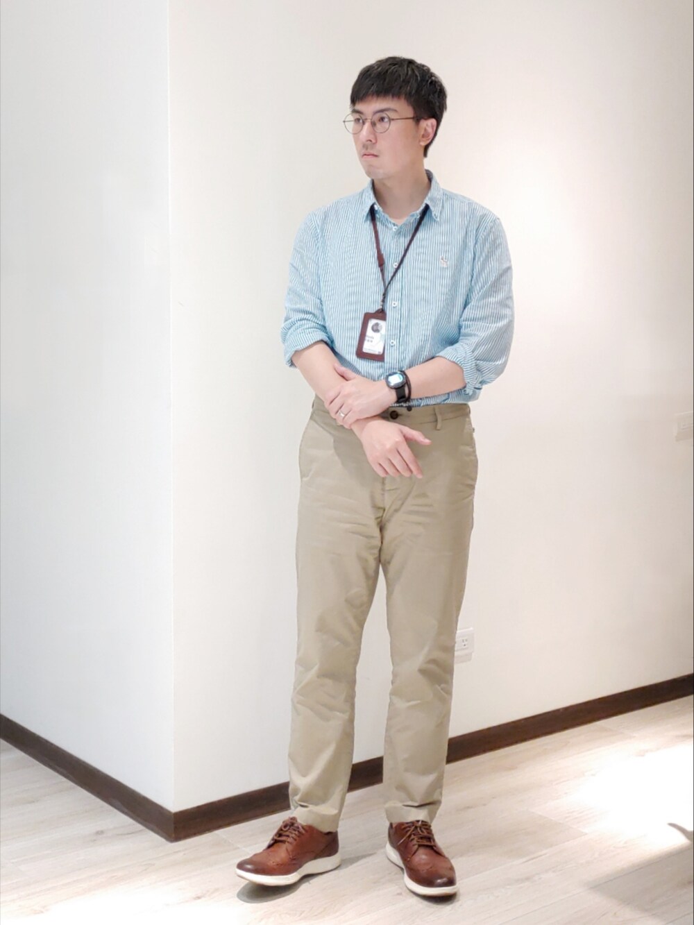 ブルー系のデニムジャケット、グリーン系のシャツ/ブラウス、ベージュ系のチノパンツを着用したメンズの春コーディネートの2枚目の写真