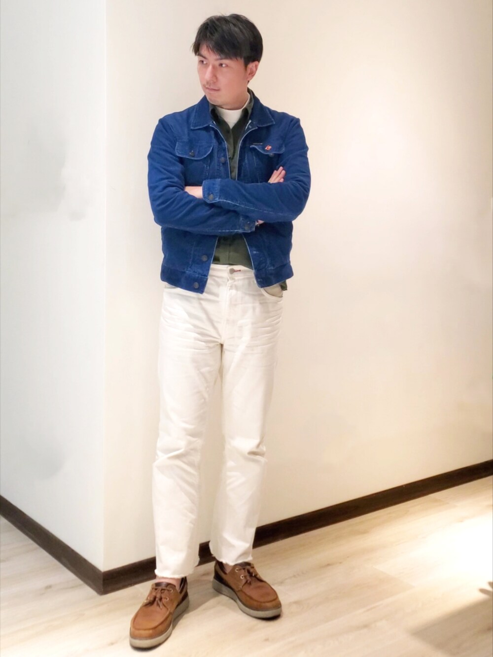 ホワイト系のデニムパンツ、ブラウン系のその他シューズ、グリーン系のシャツ/ブラウスを着用したメンズの春コーディネートの2枚目の写真