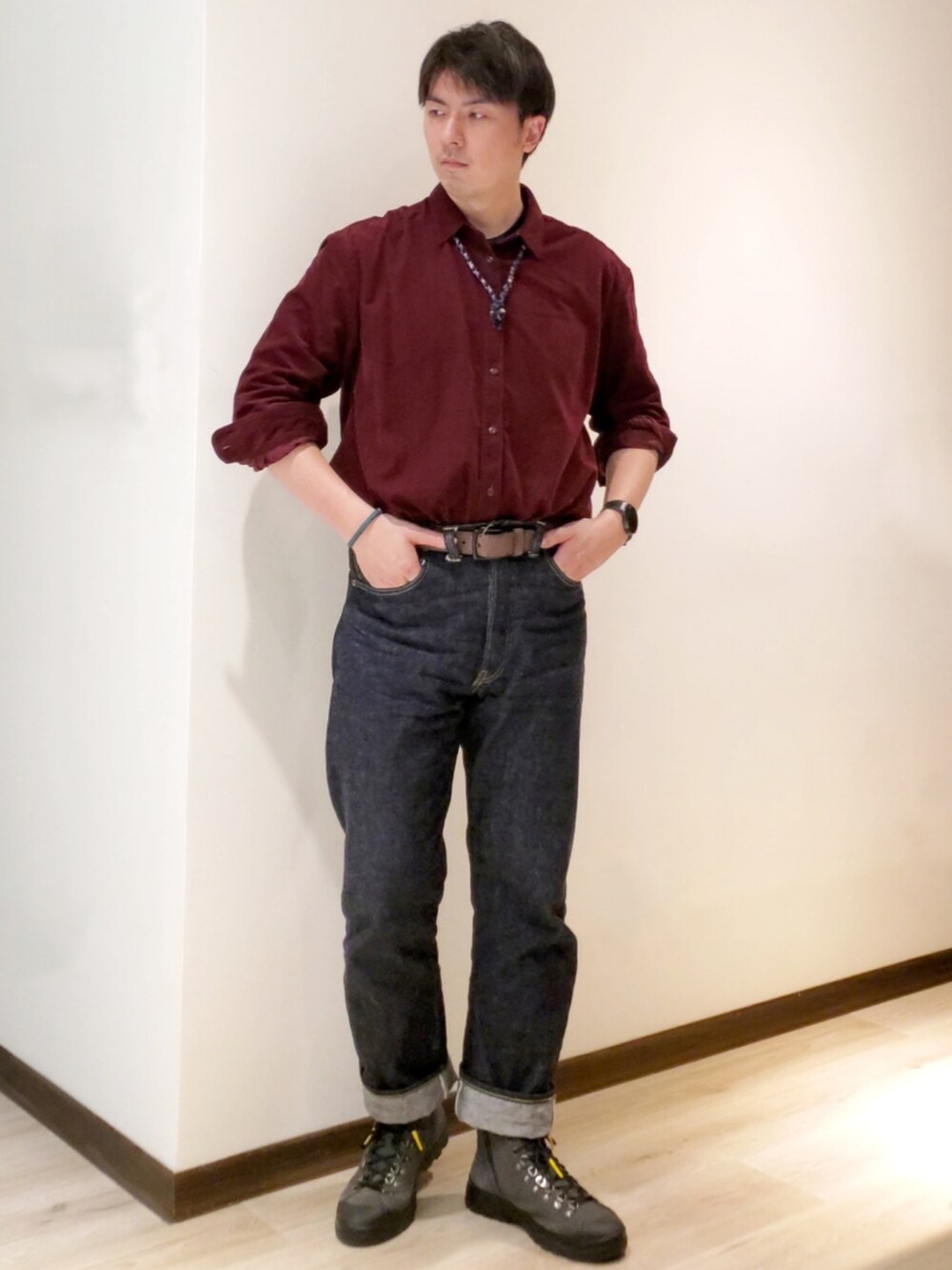 ブルー系のデニムパンツ、ブラック系のライダースジャケット、レッド系のシャツ/ブラウスを着用したメンズの春コーディネートの2枚目の写真