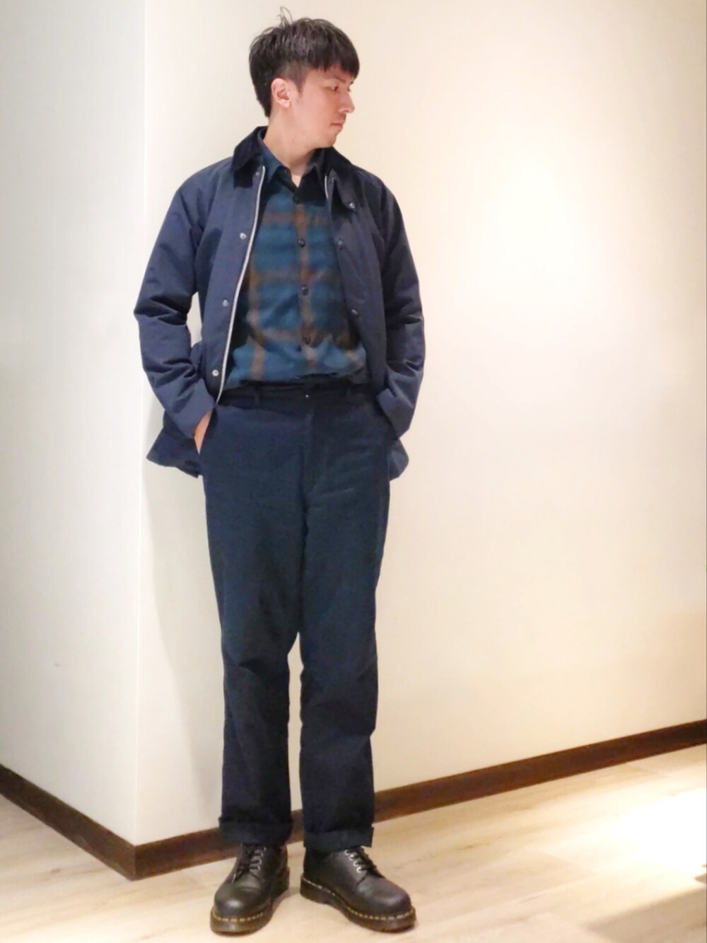 ブルー系のシャツ/ブラウス、ブルー系のチノパンツ、ブラック系のドレスシューズを着用したメンズの秋コーディネートの2枚目の写真