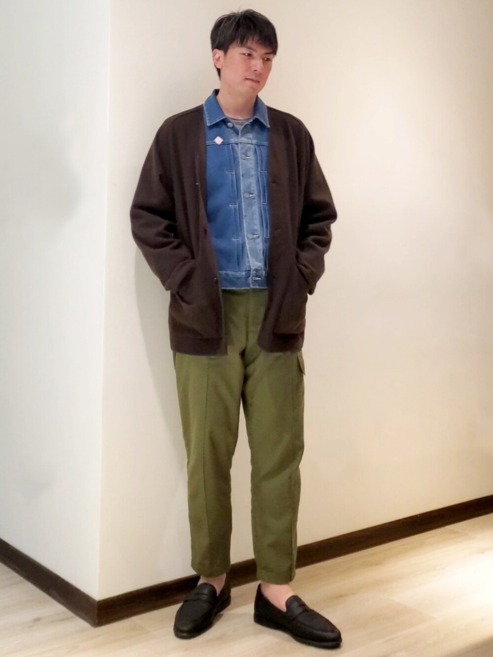 「unknownのアイテム（その他パンツ、グリーン系）」を使った、mads Kaoさん（メンズ・178cm）の春コーディネートの2枚目の写真