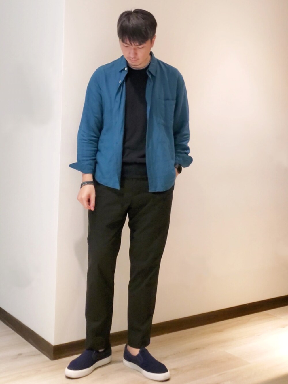 ブルー系のカバーオール、グリーン系のシャツ/ブラウス、ブラック系のチノパンツを着用したメンズの秋コーディネートの2枚目の写真