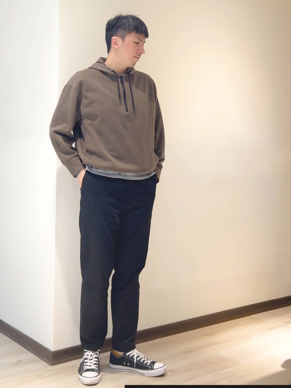 「UNIQLOのアイテム（チノパンツ、ブラック系）」を使った、mads Kaoさん（メンズ・178cm）の春コーディネートの2枚目の写真