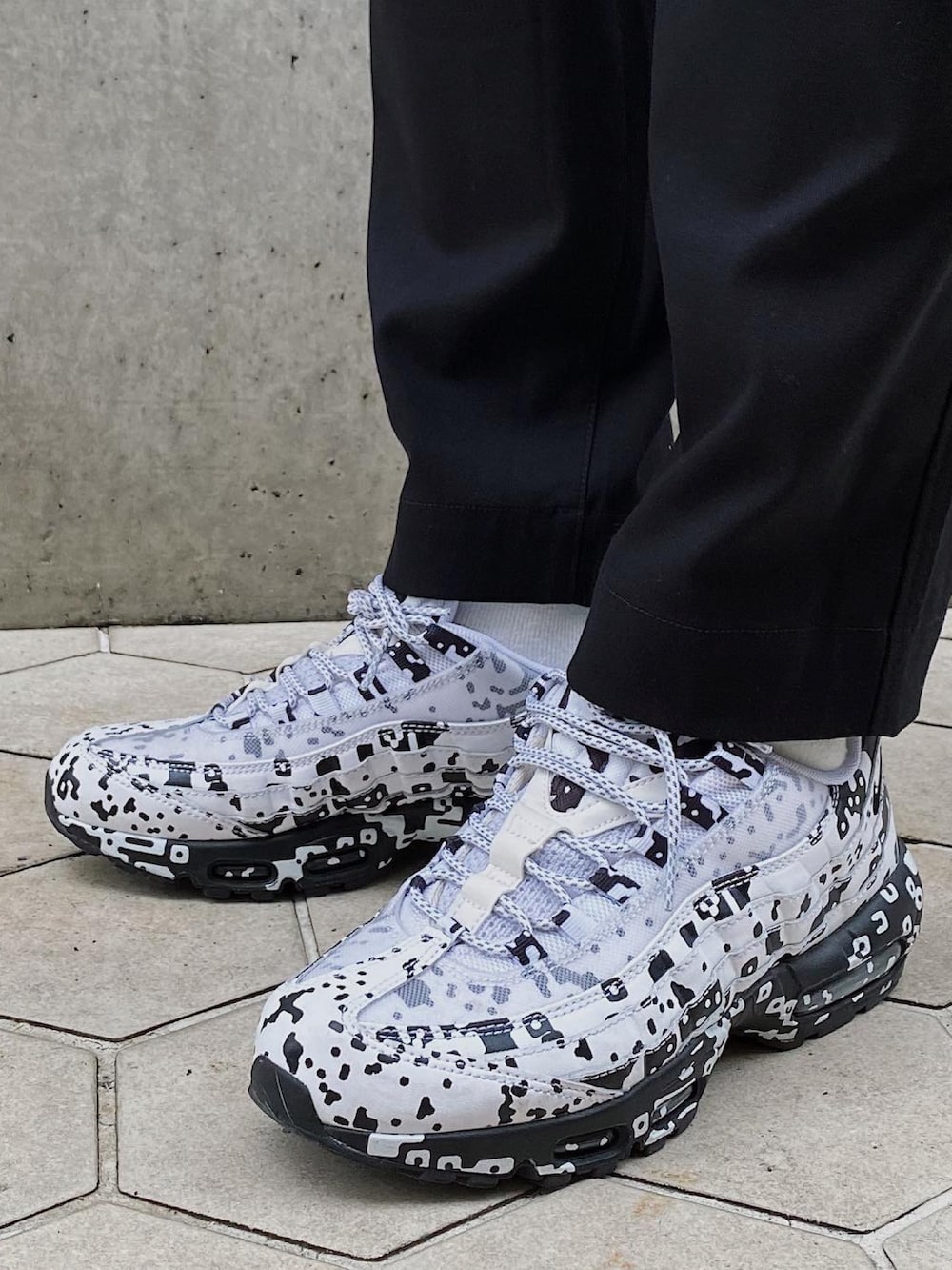 グレー系のスウェット、ブラック系のブルゾン、ブラック系のショルダーバッグを着用したメンズの春コーディネートの4枚目の写真