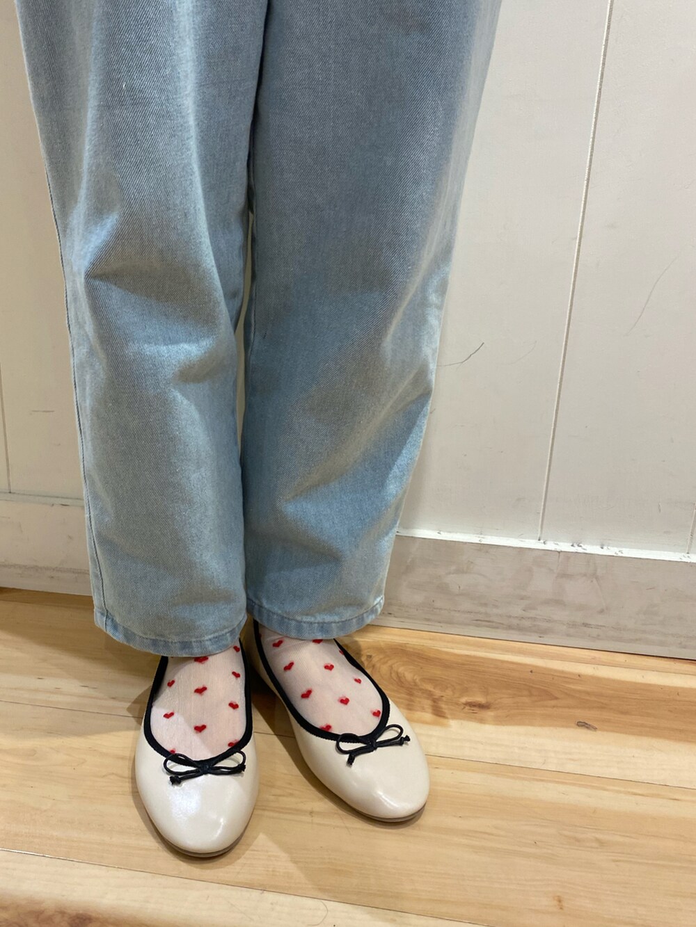 「春夏コーデ、SM2、Samansa Mos2、サマンサ モスモス(Samansa Mos2)、サマンサモスモス、休日コーデ、お出かけコーデ、キャミワンピ、ブルー、ボーダー、ボーダートップス、Tシャツ、バレエシューズ、カーディガン、ナチュラルガーリー」｜「Samansa Mos2のバイカラーバレエシューズ（ドレスシューズ、ベージュ系）」を使った、manakaさん（レディース・157cm）の春コーディネートの3枚目の写真