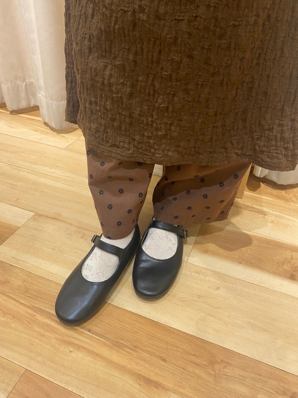 「秋コーデ、ゆるコーデ、大人かわいい、サマンサ モスモス(Samansa Mos2)、SM2、Samansa Mos2、骨格ウェーブ、花柄パンツ、キャミワンピ、ワンピース、ワントーンコーデ、秋カラー、カットソー、ショルダーバッグ、レイヤードスタイル」｜「Samansa Mos2のワイドベルトショルダーバッグ（ハンドバッグ、ブラック系）」を使った、manakaさん（レディース・157cm）の夏コーディネートの2枚目の写真