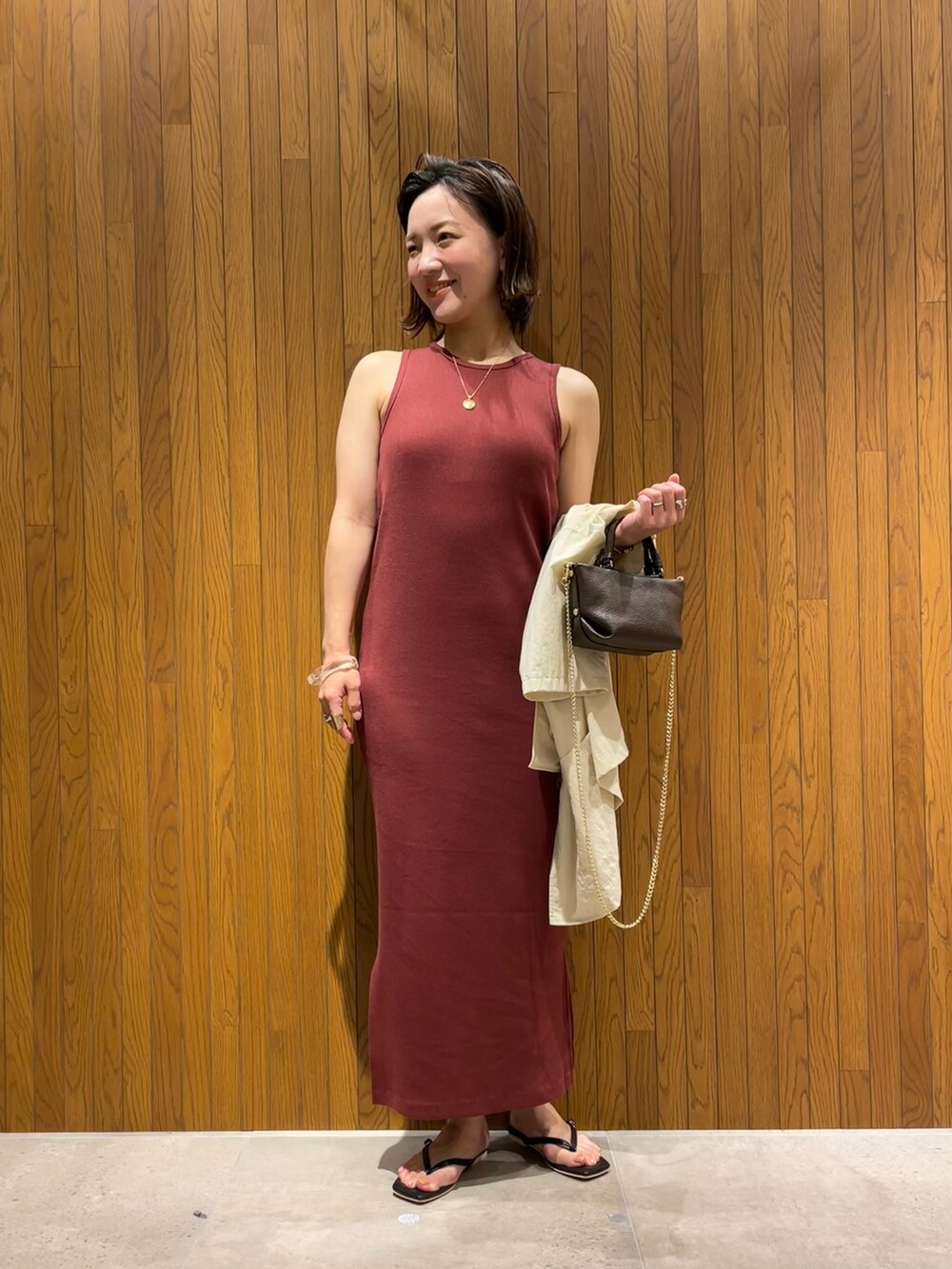 「スクエアトゥ、ワンピース、ジャケット、ハーフスリーブ、ノースリーブワンピース、ショルダーバッグ、チェーンバッグ、オトナカジュアル、大人カジュアル、低身長、低身長コーデ、トングサンダル、ママコーデ」｜「Healthknitの『別注』Healthknit×URBAN RESEARCH　アメリカンスリーブパッド付ワンピース（ワンピース、レッド系）」を使った、kei☺︎さん（レディース・152cm）の夏コーディネートの3枚目の写真