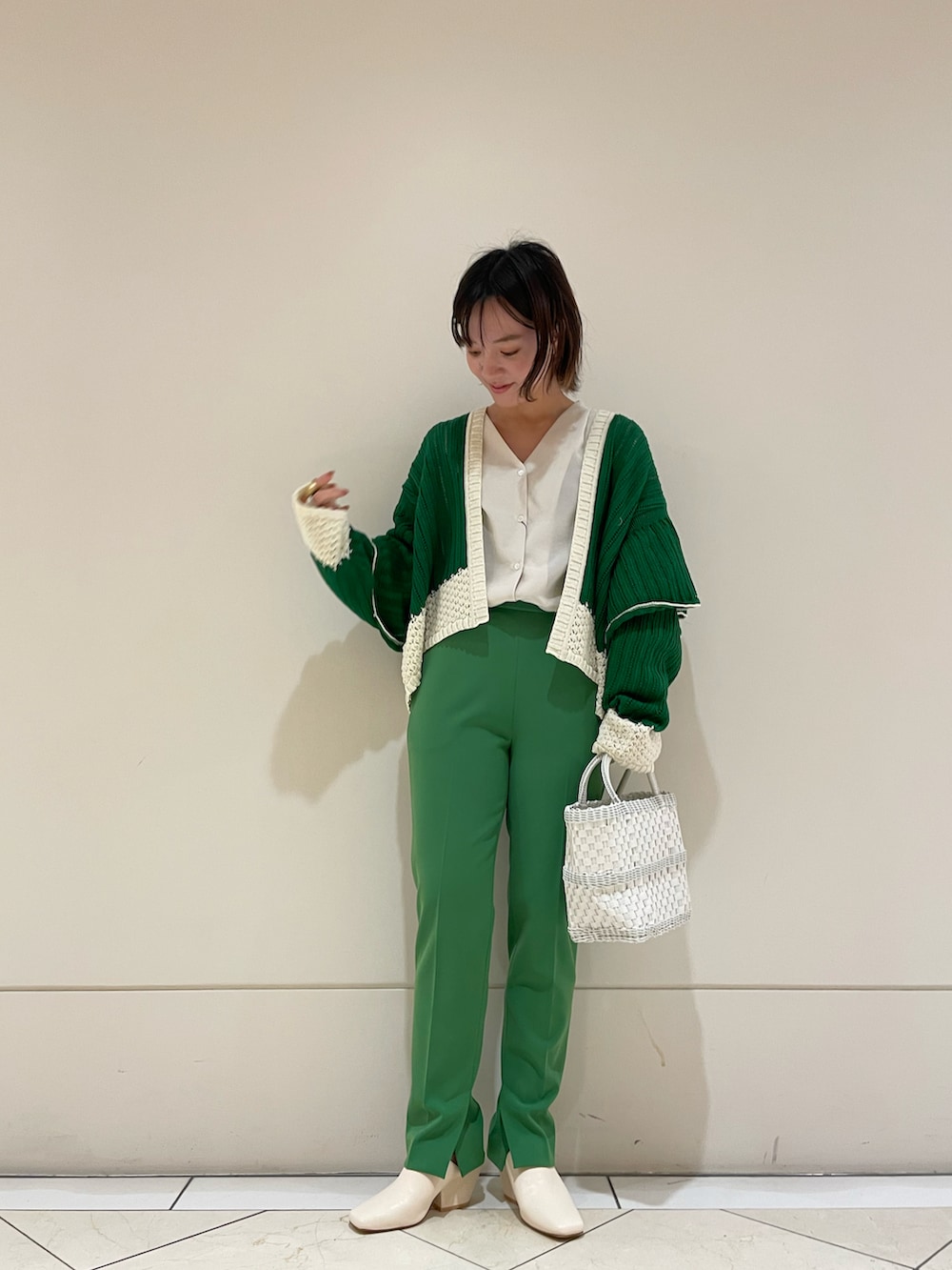 ホワイト系のシャツ/ブラウス、グリーン系のカーディガン/ボレロ、グリーン系のその他パンツを着用したレディースの春コーディネートの2枚目の写真