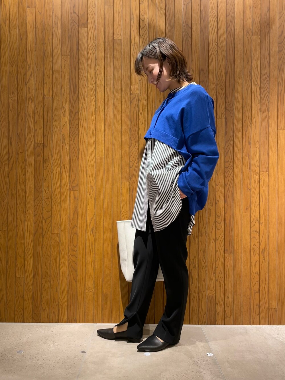 「休日スタイル、カラーコーデ、ブルー、キレイめ、トートバッグ、ヤングアンドオルセン、laato、フラットシューズ、ビジネススタイル、仕事着、低身長、低身長コーデ」｜「LAATOの2WAY KNIT CARDIGAN（ニット/セーター、ブルー系）」を使った、kei☺︎さん（レディース・152cm）の春コーディネートの2枚目の写真