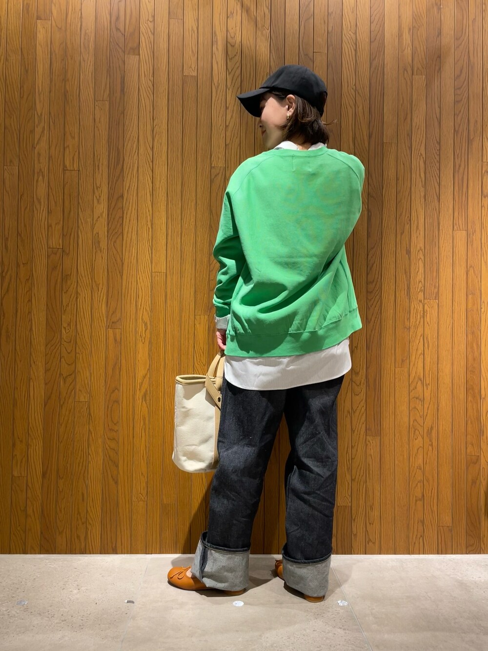 「休日スタイル、大人カジュアル、春コーデ、カジュアル、キャップ、ロゴスウェット、グリーン、デニム、ロールアップ、piccadilly、トートバッグ、キャンバストート、シャツスタイル、低身長、レイヤードスタイル」|「URBAN RESEARCHのVintageロゴ スウェット(スウェット、グリーン系)」を使った、kei☺︎さん(レディース・152cm)の冬コーディネートの3枚目の写真