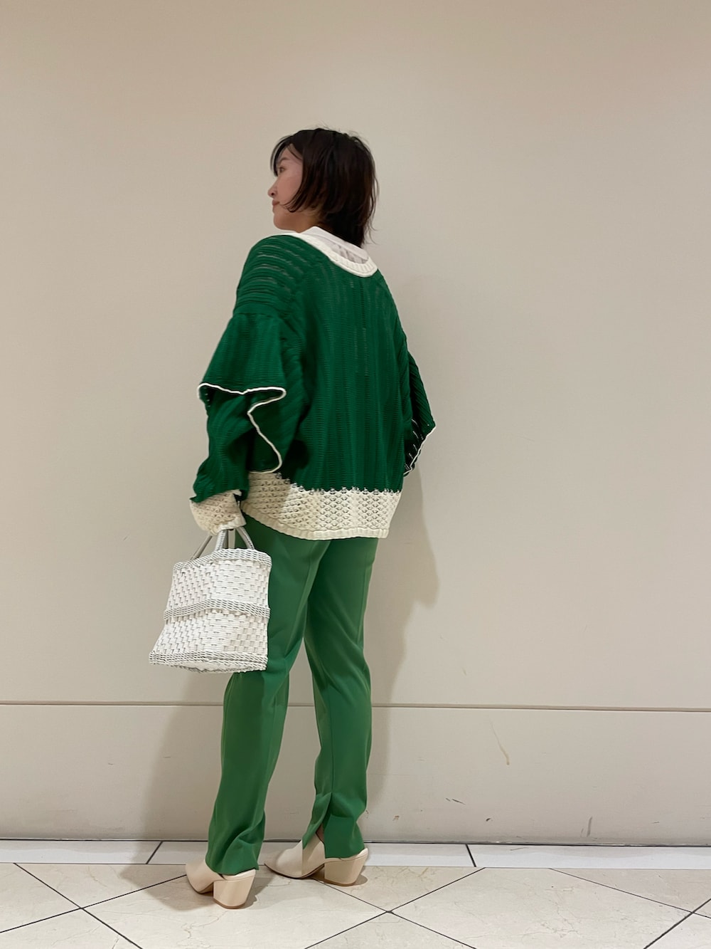 ホワイト系のシャツ/ブラウス、グリーン系のカーディガン/ボレロ、グリーン系のその他パンツを着用したレディースの春コーディネートの3枚目の写真