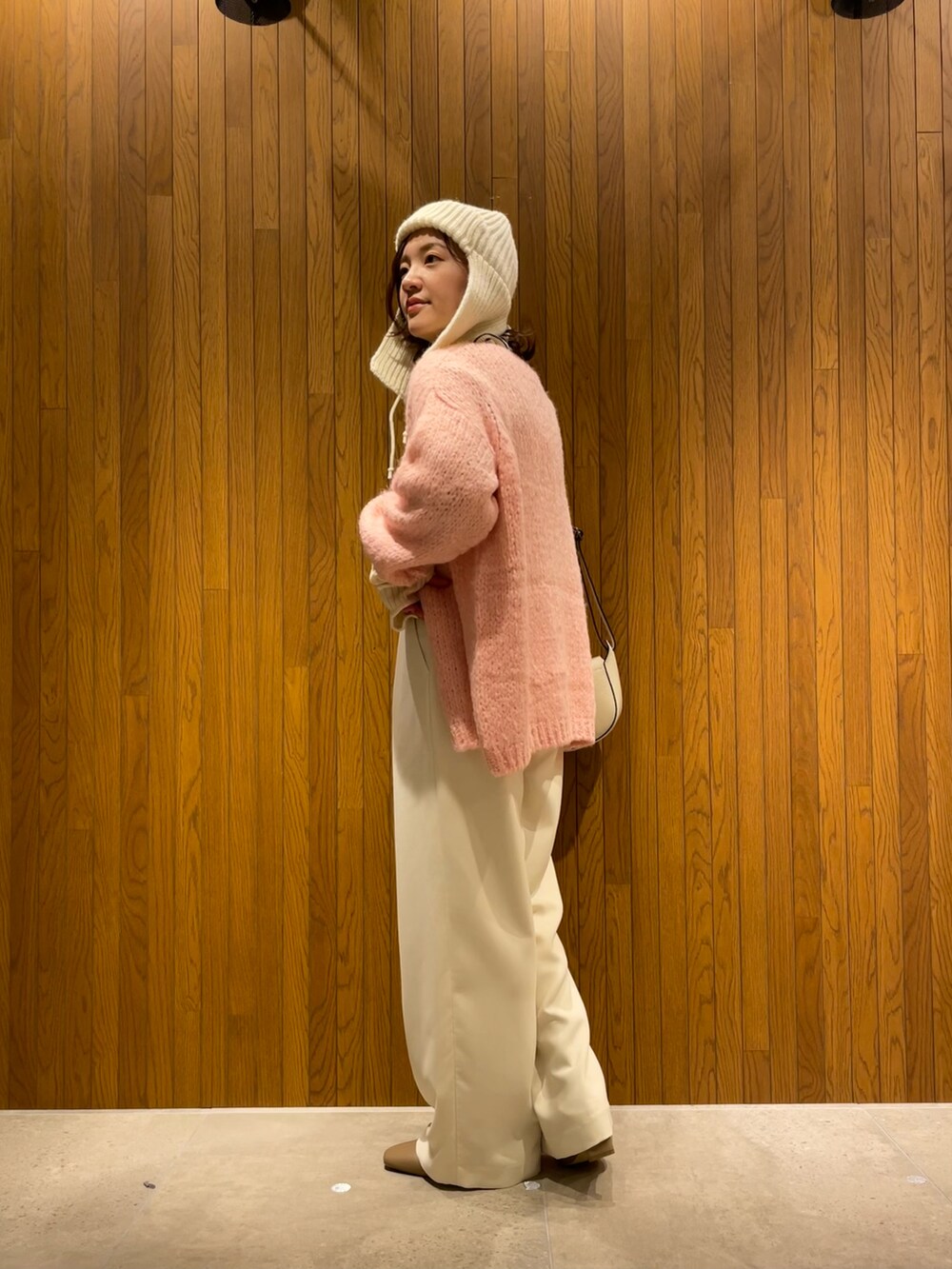 ホワイト系のニット/セーター、ホワイト系のその他パンツ、ベージュ系のブーツを着用したレディースの秋コーディネートの2枚目の写真